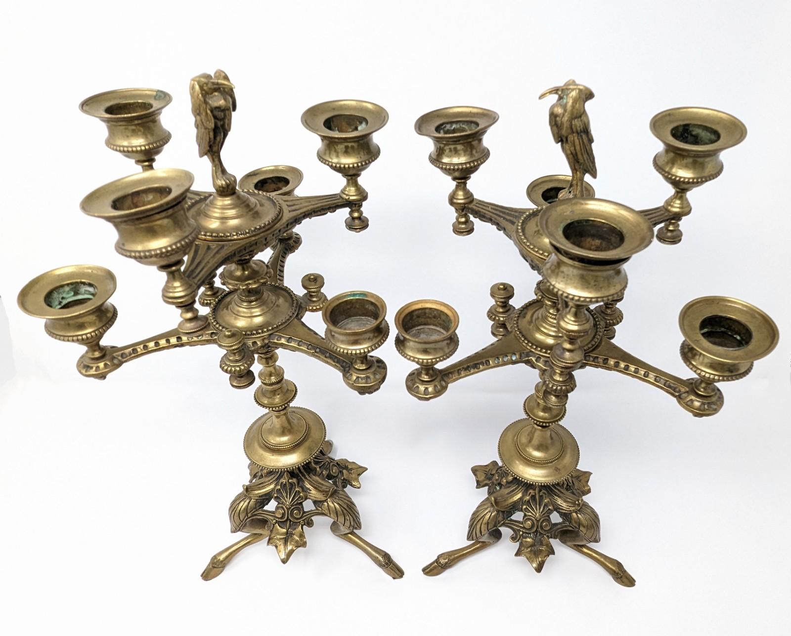 Paar antike Kandelaber, europäische Kerzenständer aus Messing des 19. Jahrhunderts mit Fuß (Neoklassisches Revival) im Angebot
