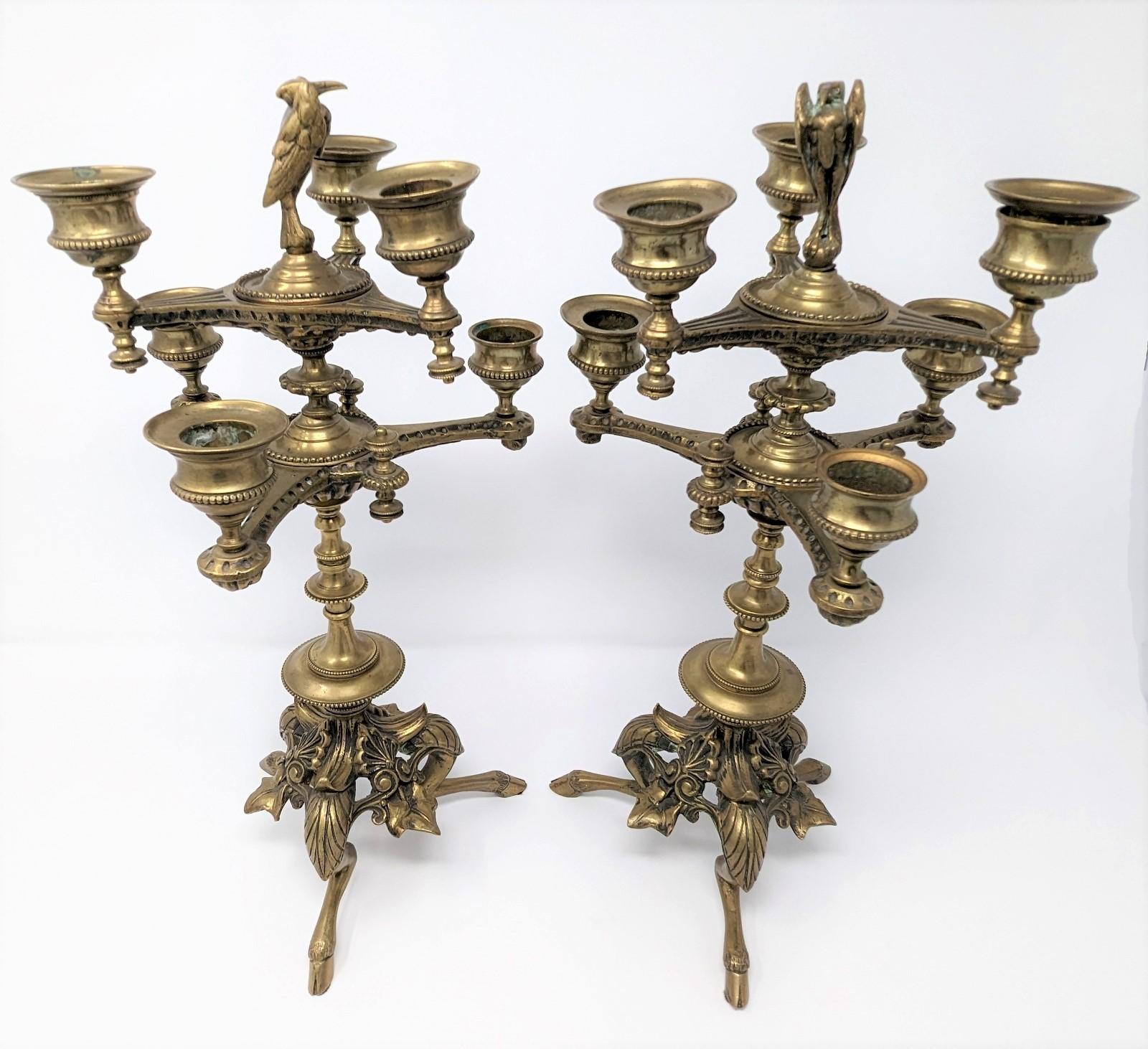 Paar antike Kandelaber, europäische Kerzenständer aus Messing des 19. Jahrhunderts mit Fuß (Europäisch) im Angebot