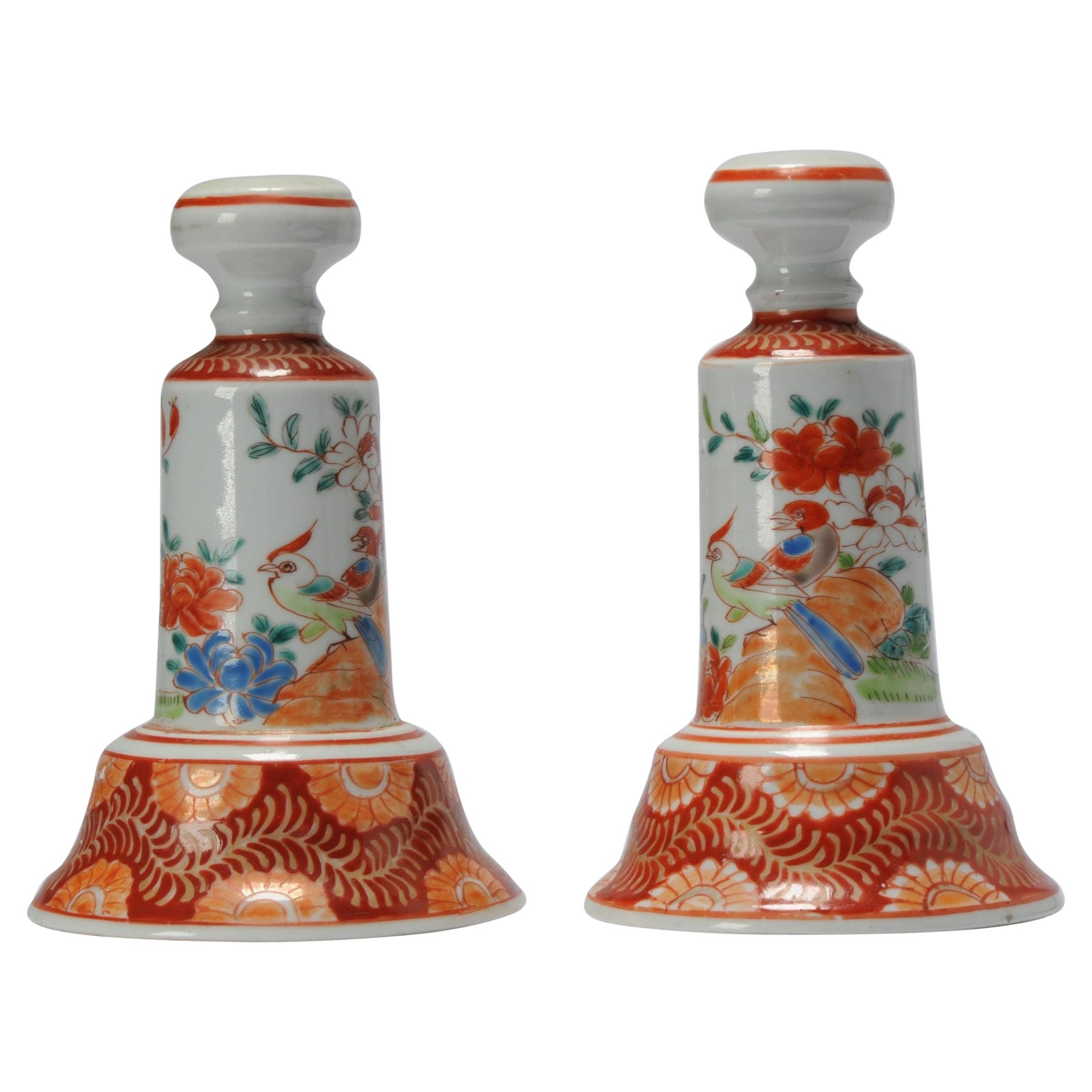 Pareja de candeleros antiguos de porcelana arita japonesa Hichozan, Siglo XIX