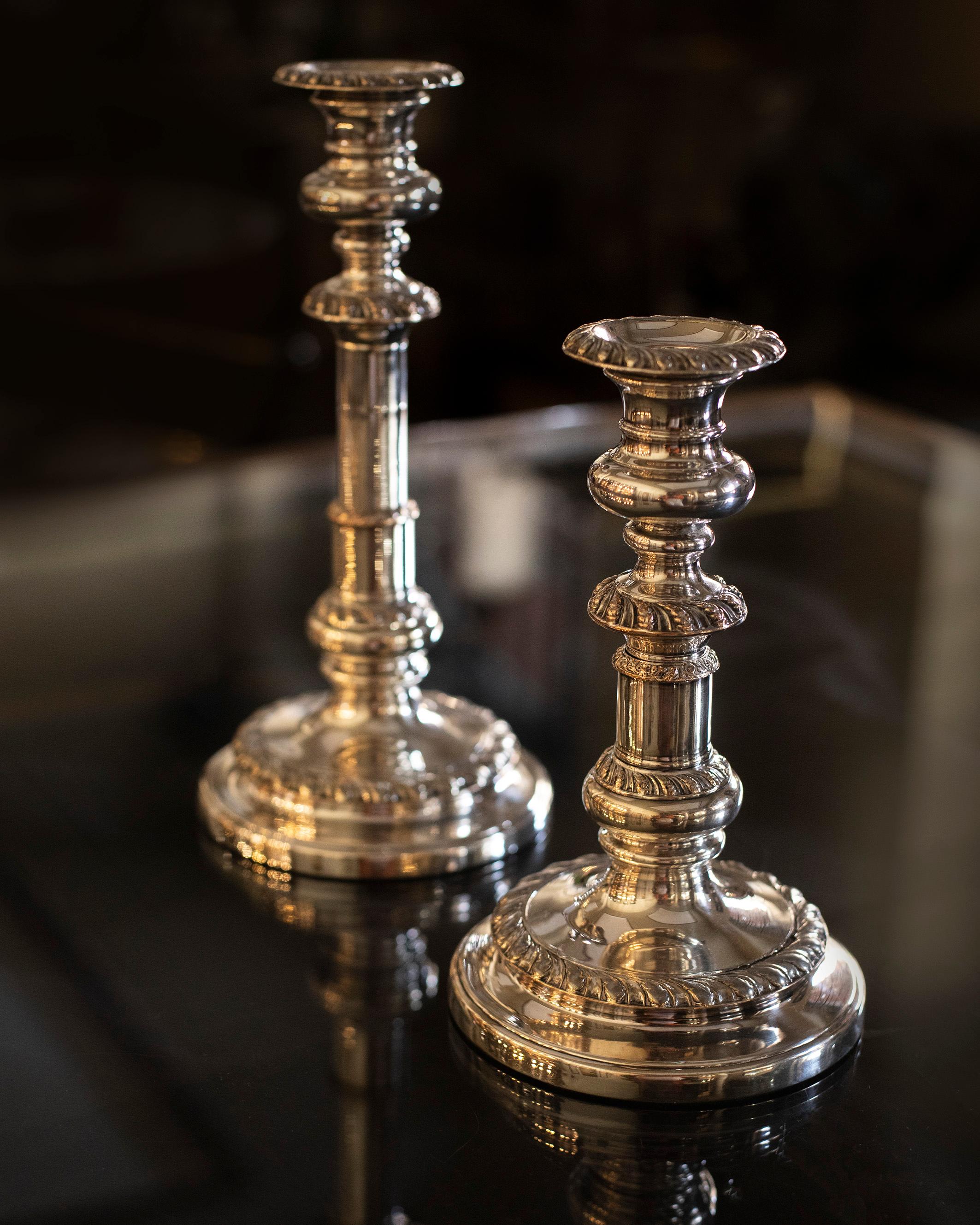 Pair of Antique Candlesticks Queen Anne Style in Old Sheffield In Excellent Condition For Sale In Milan, IT