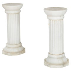 Paire de piédestaux anciens à colonne en marbre de Carrare