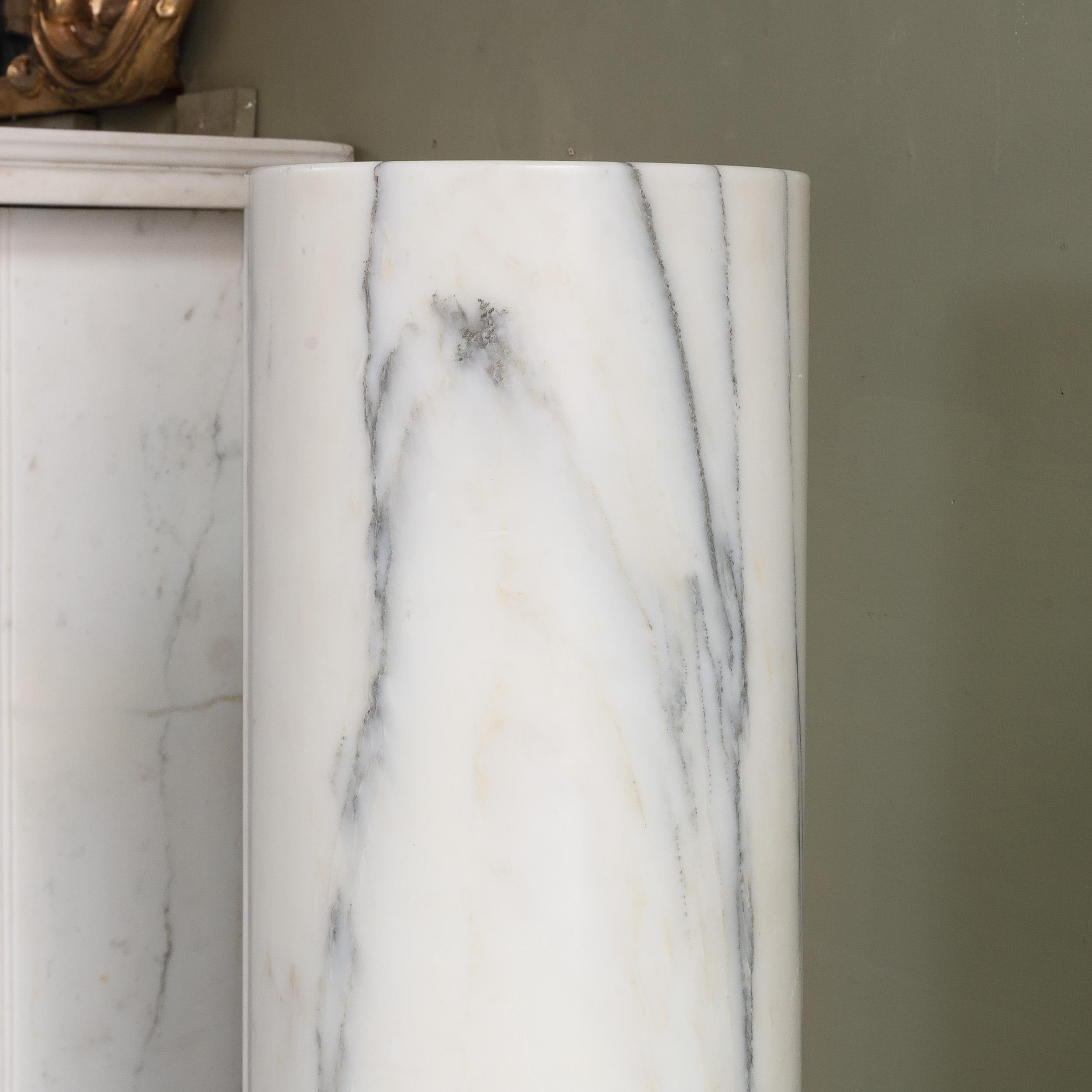 Ein Paar antiker Sockelsäulen aus Carrara-Marmor, neunzehntes Jahrhundert, mit gedrehtem Sockel und quadratischem Sockel. Italienisch um 1850.

Abmessungen:	126cm (49½