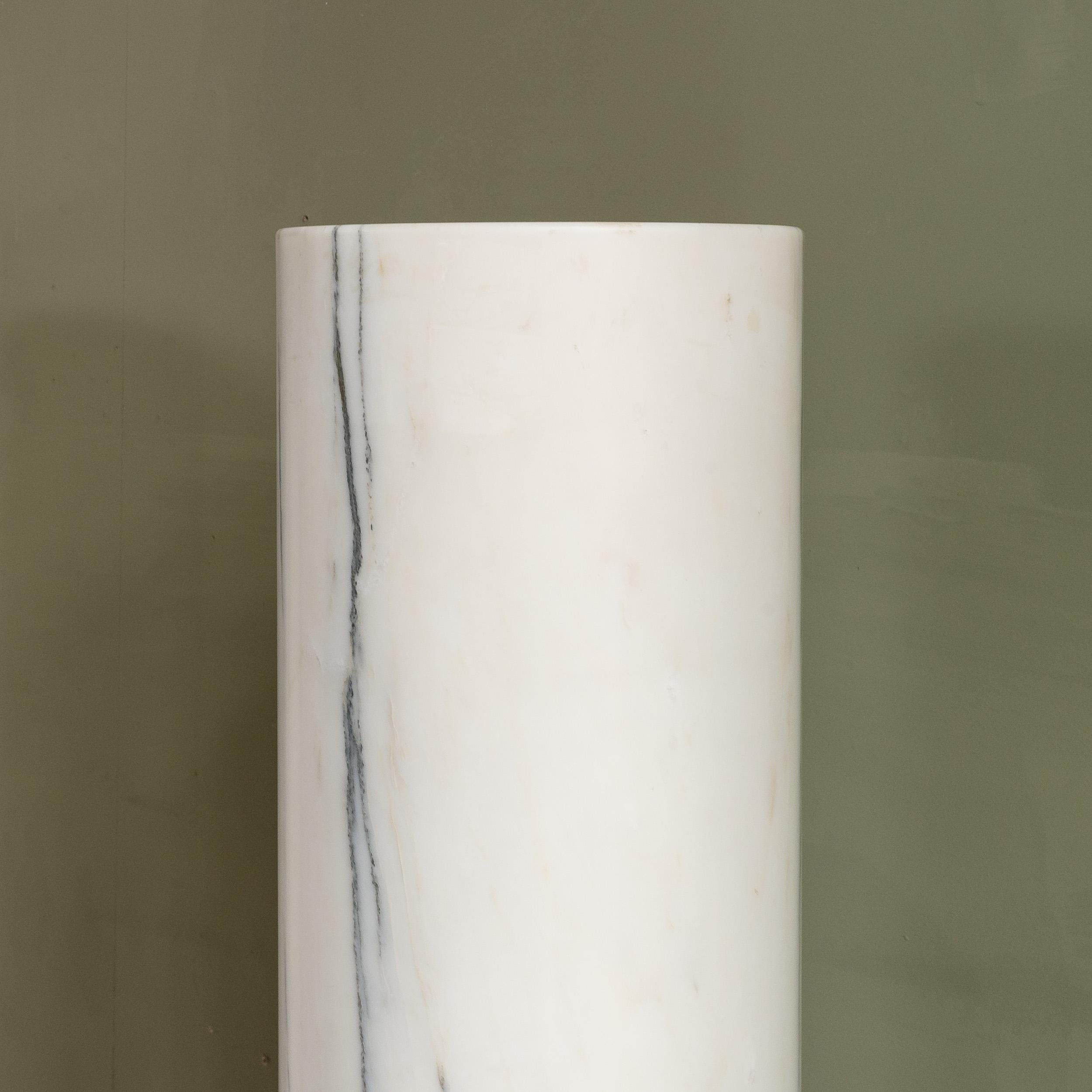 Paar antike Carrara-Marmorskulptur-Sockelkragen mit Sockel (Italienisch)