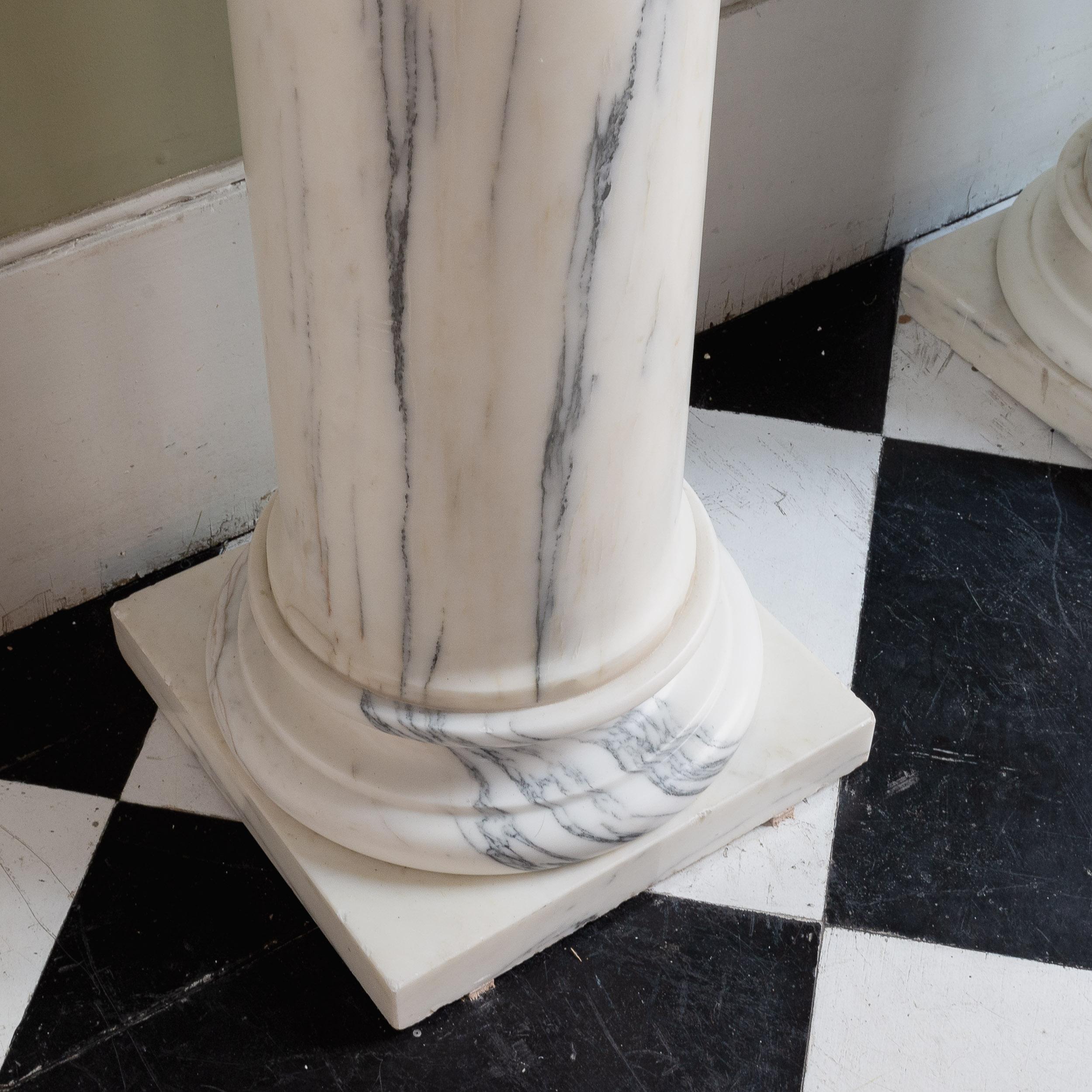 Paar antike Carrara-Marmorskulptur-Sockelkragen mit Sockel im Zustand „Gut“ in London, GB