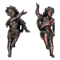 Paire d'anciennes figurines d'anges sculptées