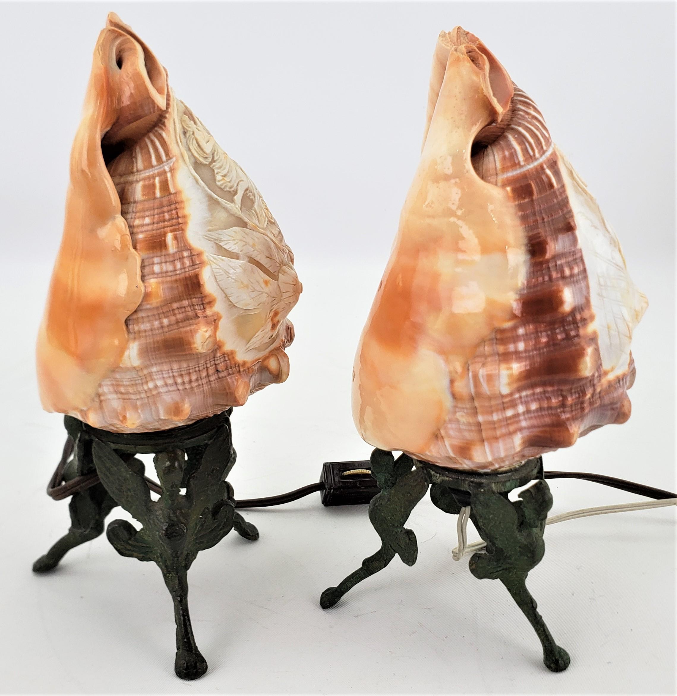 Paire de lampes de bureau anciennes sculptées en forme de coquillage de conque avec motif mythologique en vente 2