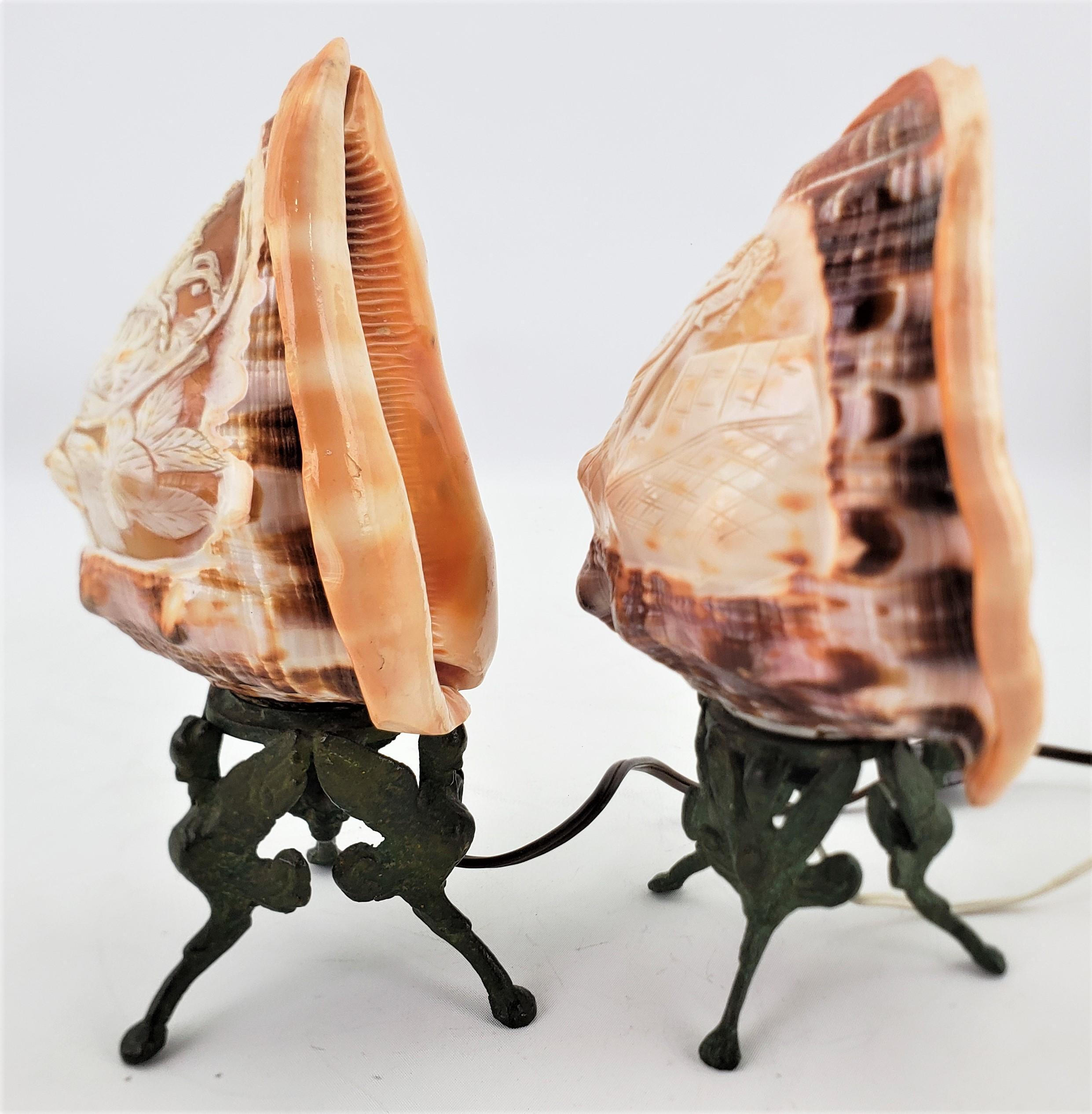 Paire de lampes de bureau anciennes sculptées en forme de coquillage de conque avec motif mythologique en vente 4