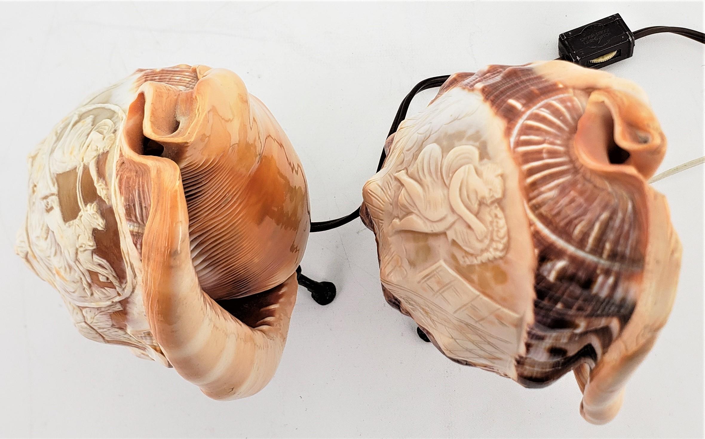 Paire de lampes de bureau anciennes sculptées en forme de coquillage de conque avec motif mythologique en vente 5