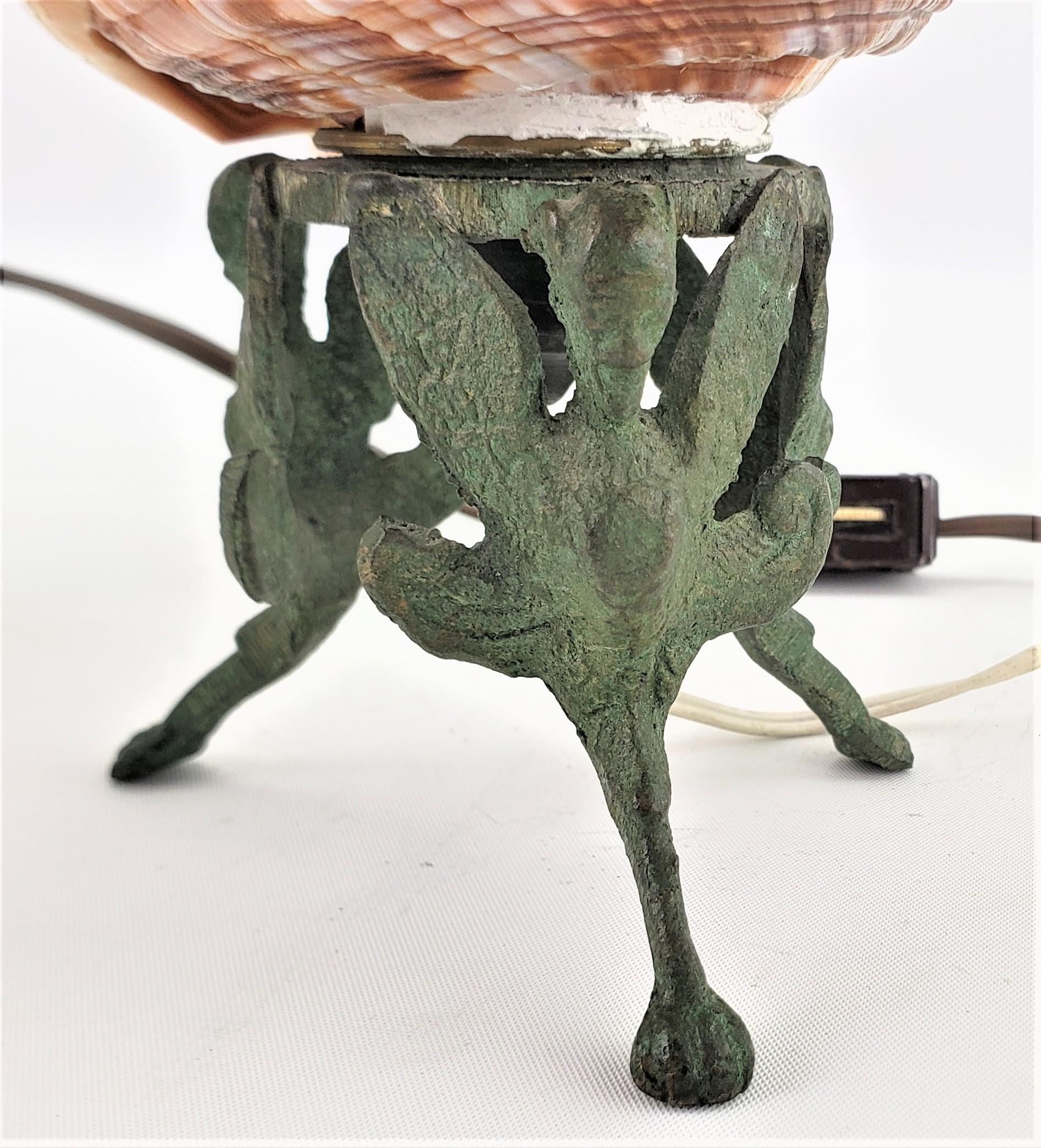 Paire de lampes de bureau anciennes sculptées en forme de coquillage de conque avec motif mythologique en vente 7