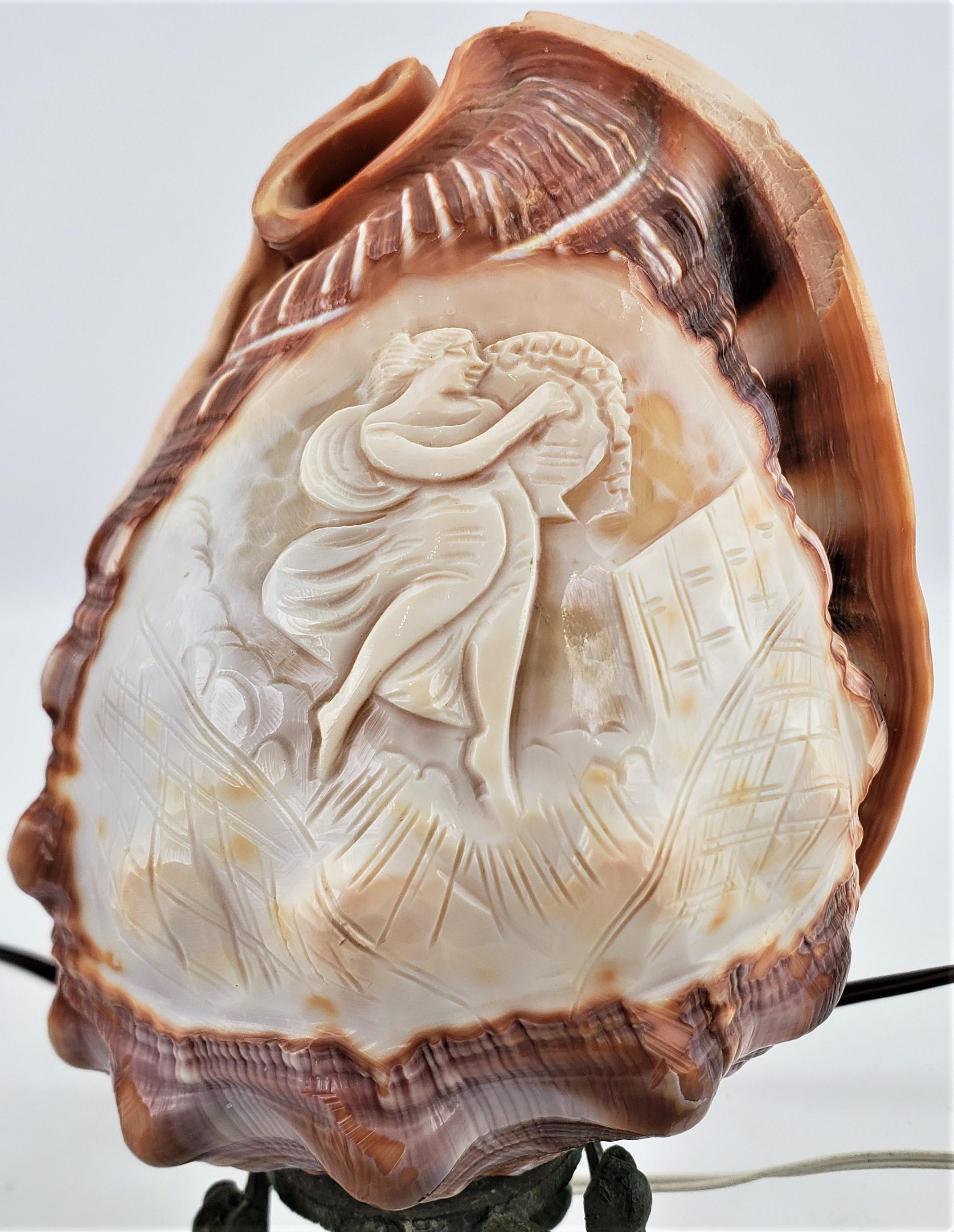 Néo-Renaissance Paire de lampes de bureau anciennes sculptées en forme de coquillage de conque avec motif mythologique en vente