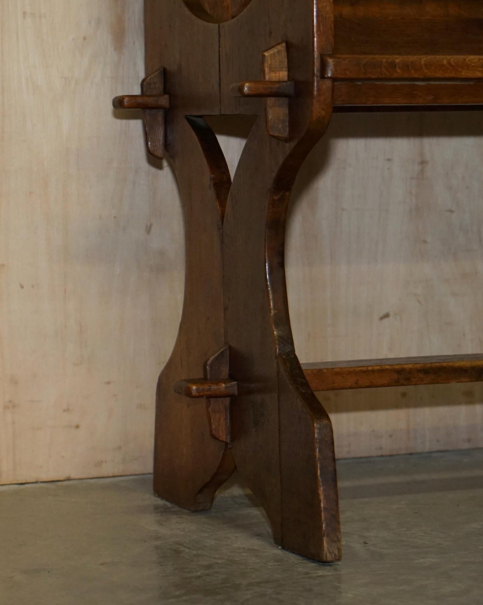 Pärchen antiker geschnitzter englischer Eichenstühle mit Waffenkreuz im Angebot 5