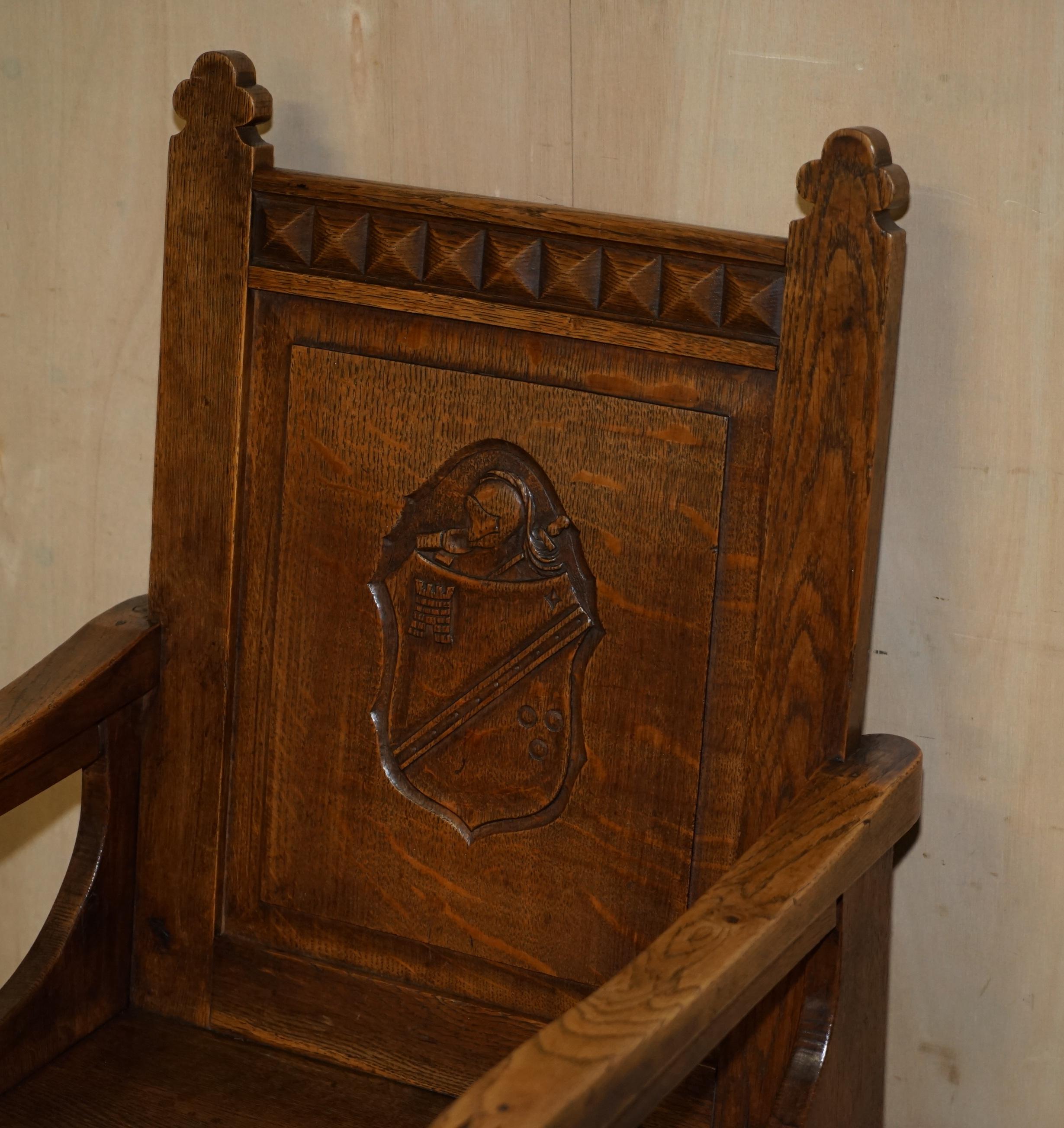Pärchen antiker geschnitzter englischer Eichenstühle mit Waffenkreuz (Handgefertigt) im Angebot