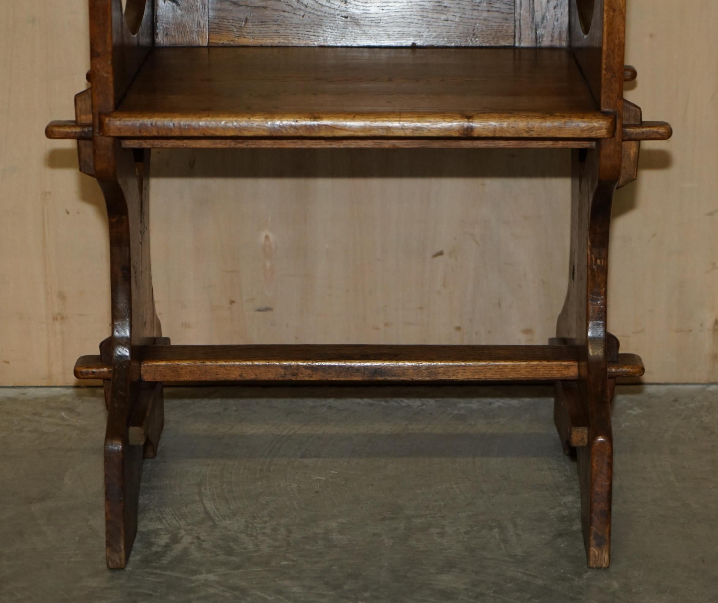 Pärchen antiker geschnitzter englischer Eichenstühle mit Waffenkreuz (Mittleres 19. Jahrhundert) im Angebot