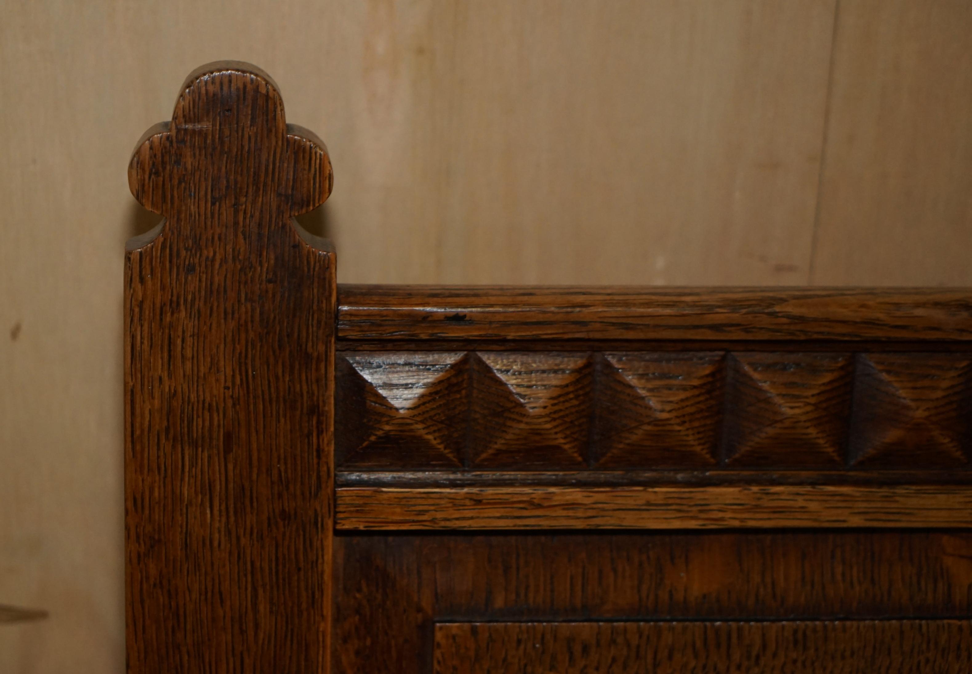 Pärchen antiker geschnitzter englischer Eichenstühle mit Waffenkreuz (Eichenholz) im Angebot
