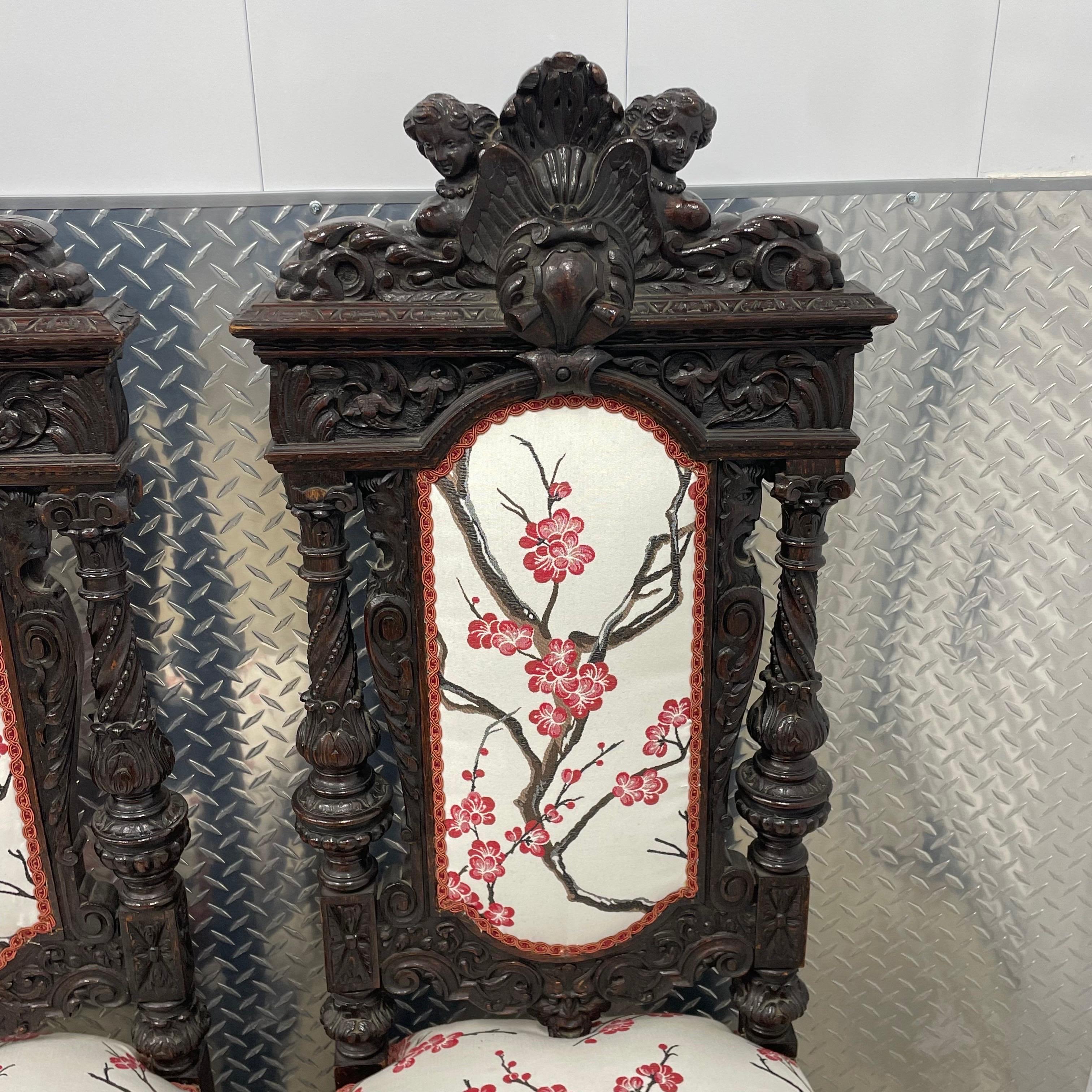 Paire de chaises d'appoint anciennes en bois dur sculpté avec sièges rembourrés.
