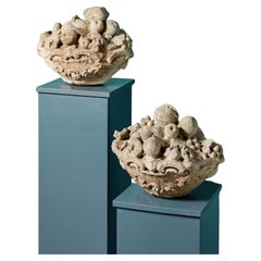 Paar antike geschnitzte Korb aus Kalkstein mit Obstabschlüssen aus Obst