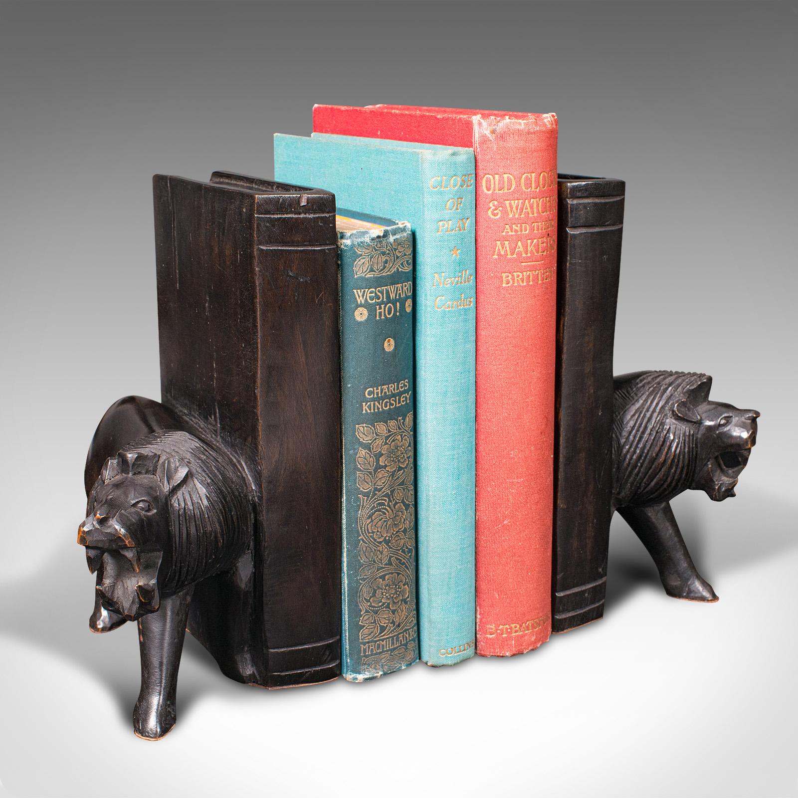 Paire de serre-livres anciens en forme de lion sculpté, oriental, ébénisé, de style victorien en vente 3
