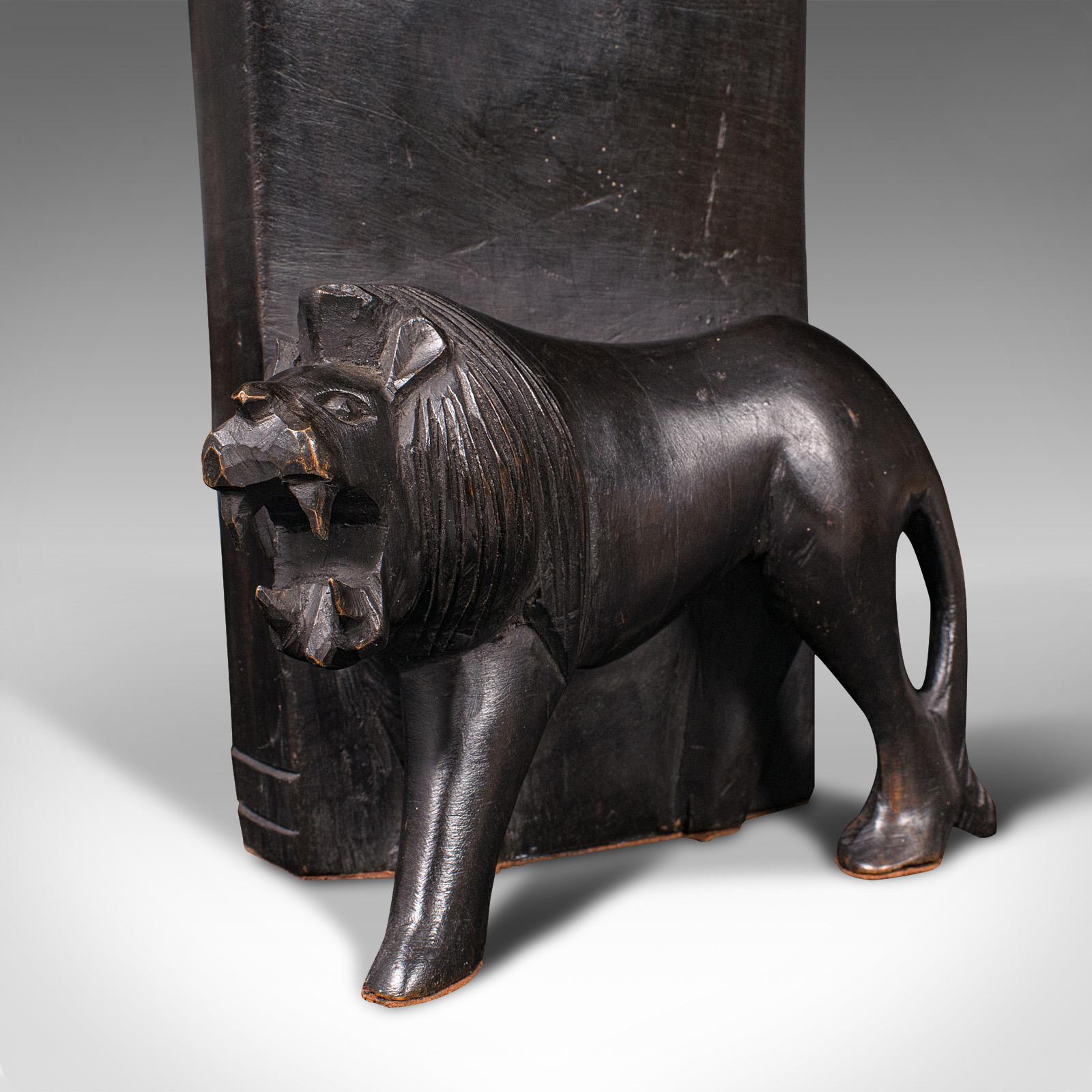 Bois Paire de serre-livres anciens en forme de lion sculpté, oriental, ébénisé, de style victorien en vente