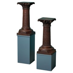 Paire de piédestaux anciens à colonne en chêne sculpté