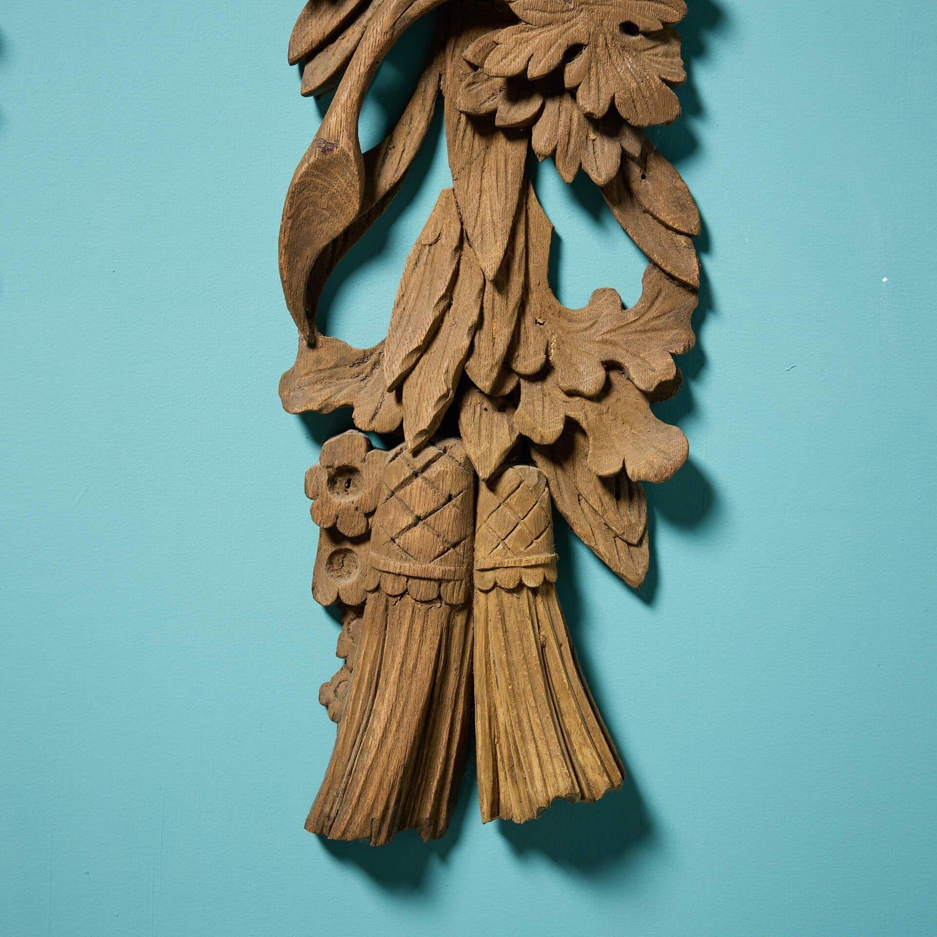 Paire de tentures murales anciennes en chêne sculpté État moyen - En vente à Wormelow, Herefordshire