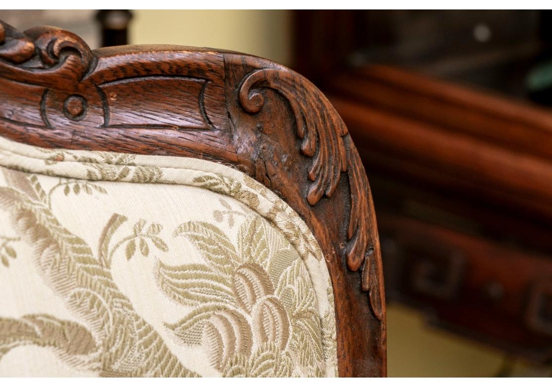 Paire de fauteuils anciens en chêne sculpté de style Louis XV en vente 4