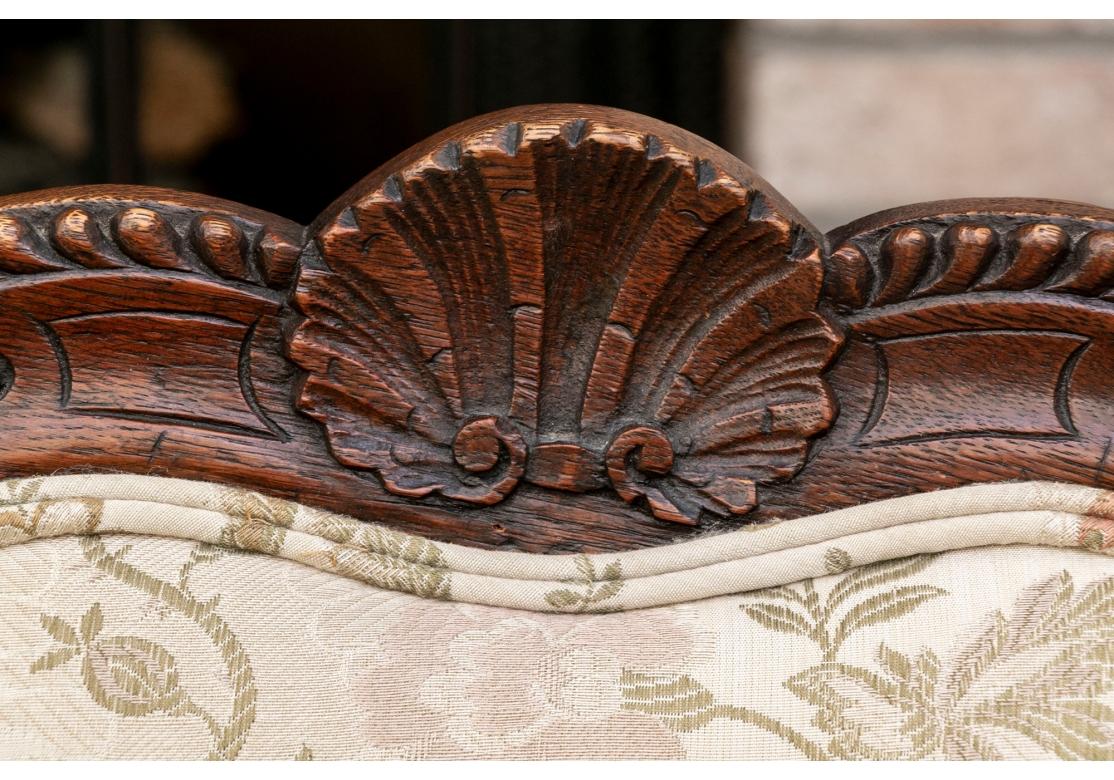 Paire de fauteuils anciens en chêne sculpté de style Louis XV en vente 3
