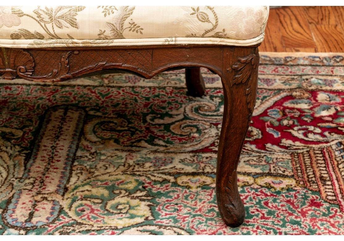 Paire de fauteuils anciens en chêne sculpté de style Louis XV en vente 6