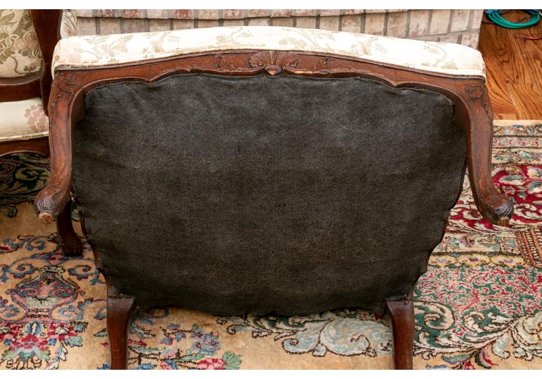 Paire de fauteuils anciens en chêne sculpté de style Louis XV en vente 7
