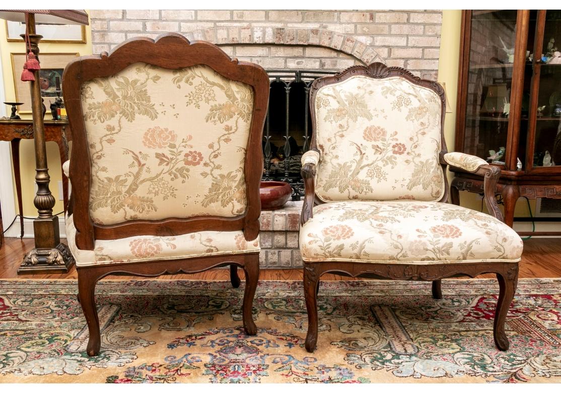 Louis XIV Paire de fauteuils anciens en chêne sculpté de style Louis XV en vente