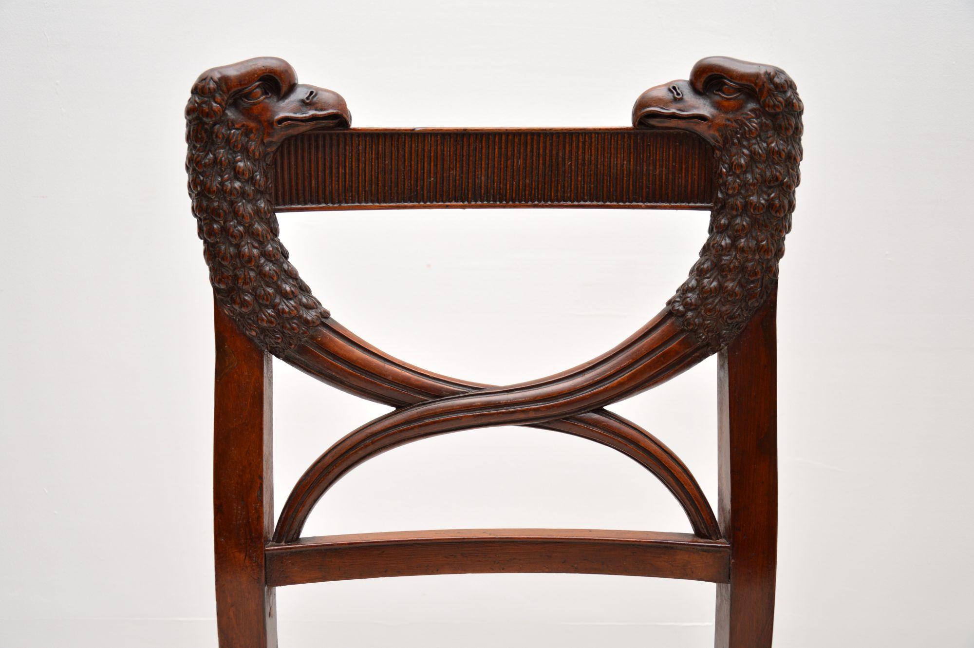 Paire de chaises d'appoint anciennes sculptées Bon état - En vente à London, GB