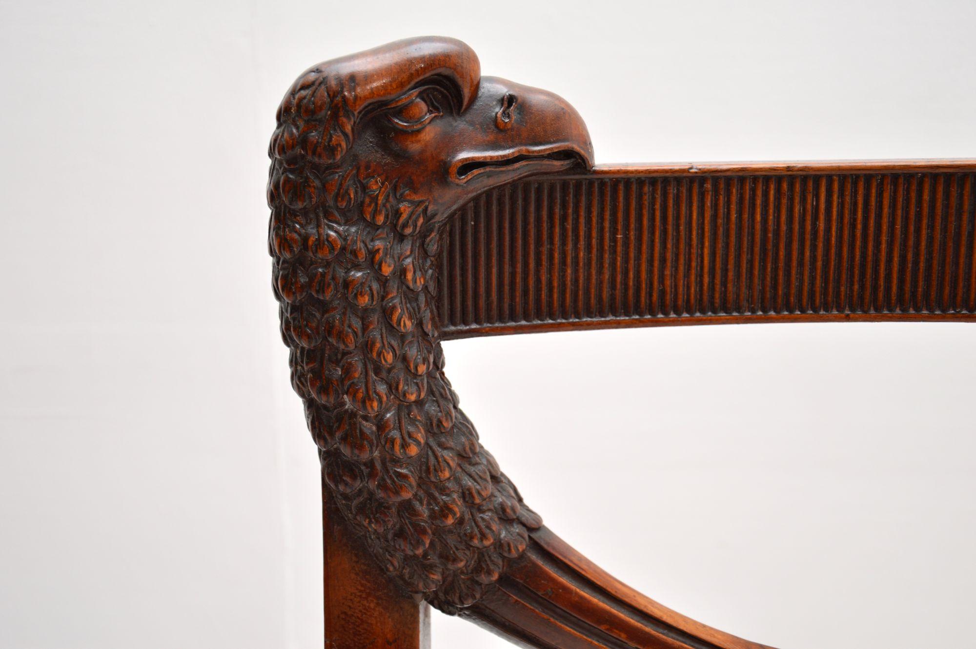 Tissu Paire de chaises d'appoint anciennes sculptées en vente