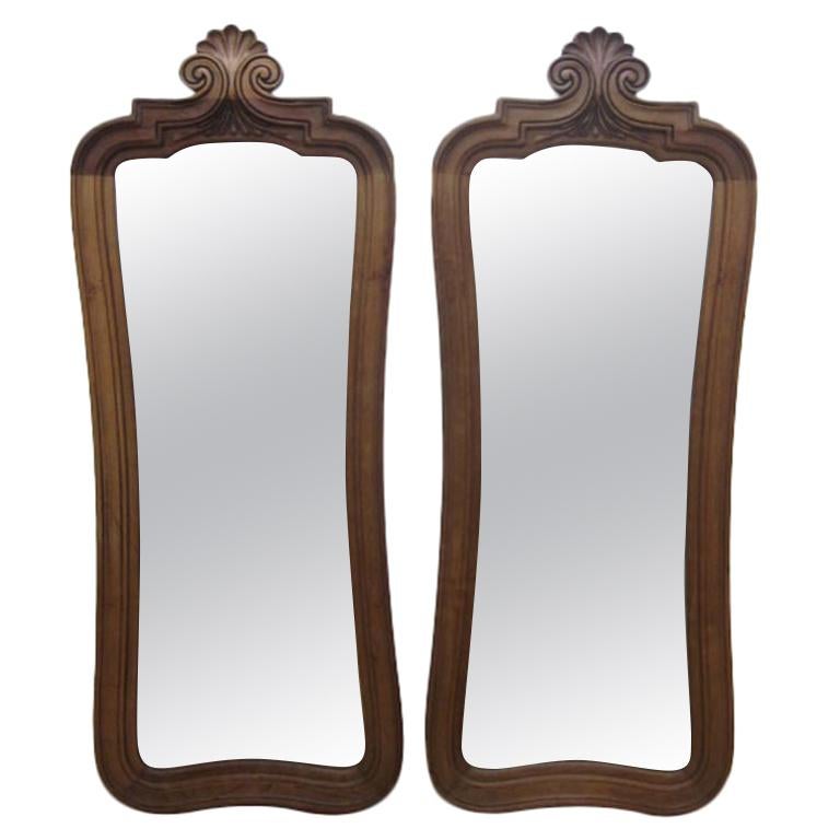 Paar antike geschnitzte Spiegel aus massivem Nussbaumholz