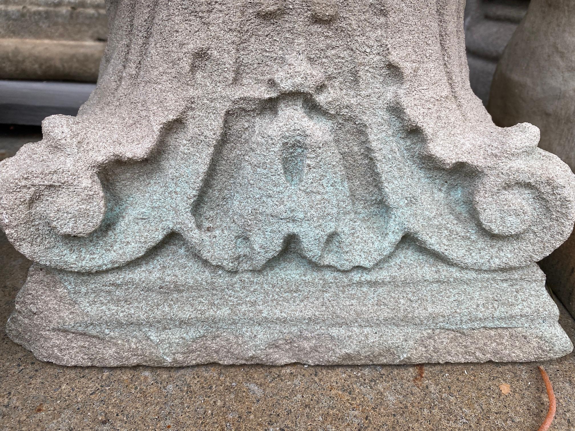 XIXe siècle Paire de chapiteaux et de socles anciens en pierre sculptée en vente