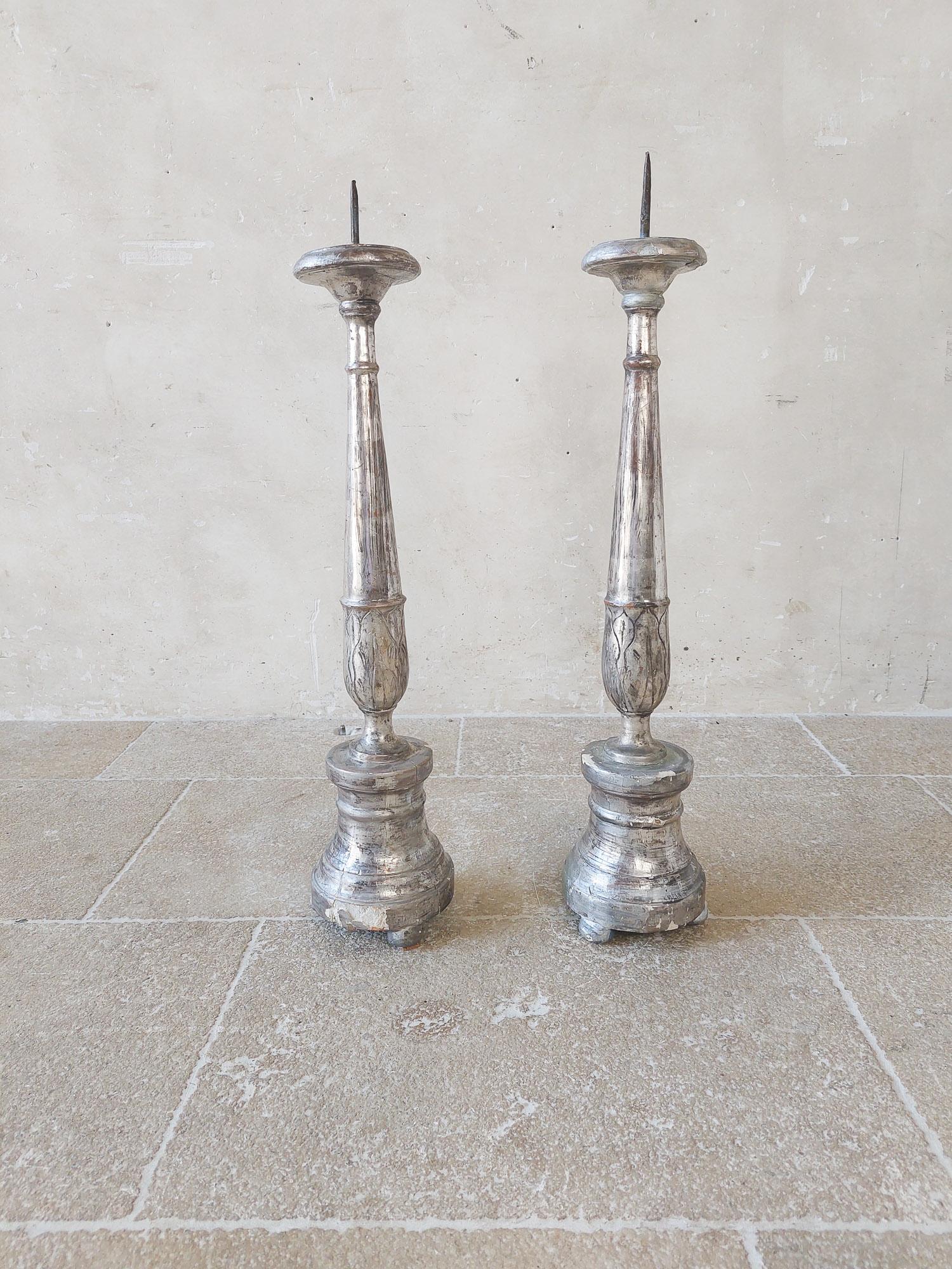 Antique wood carved and silver plated church candlesticks from the 18th century.

Beautiful old french candle holders with clear signs of age, see photos. Structurally intact.

Height 72, diameter 15 cm.