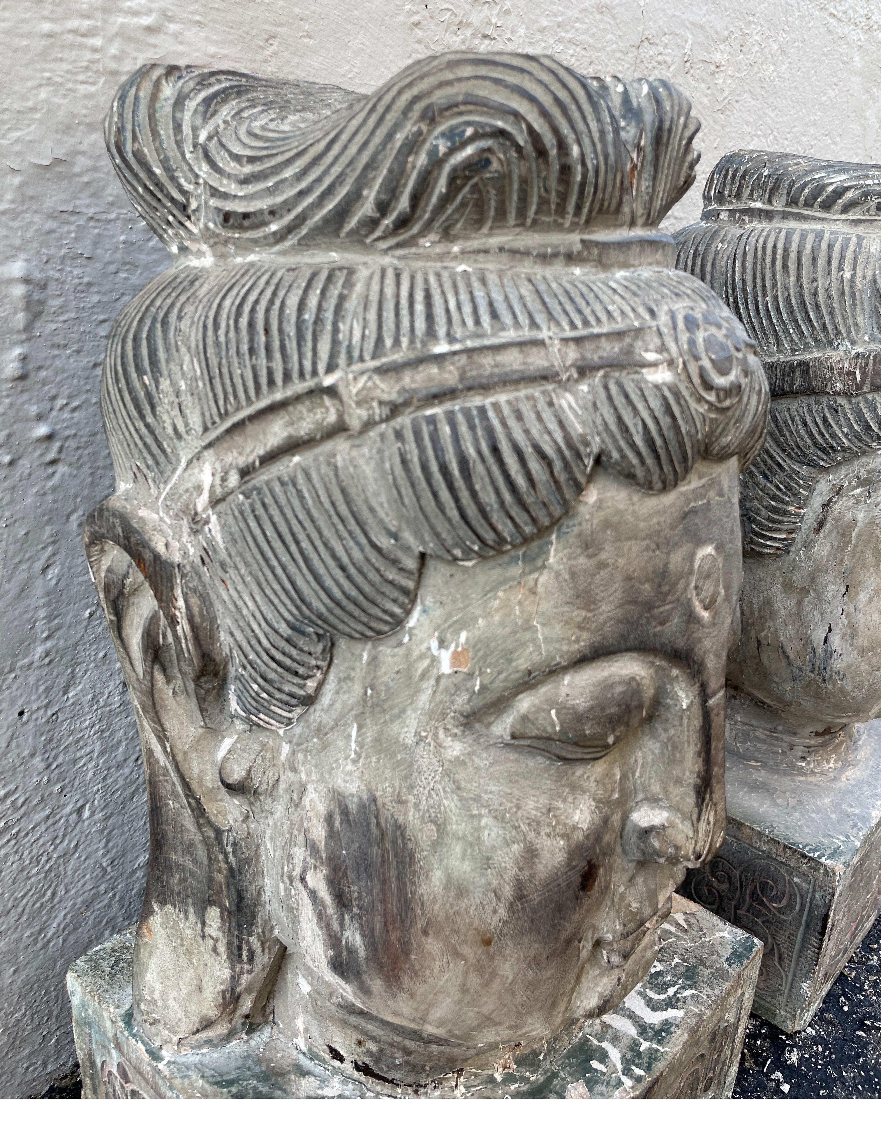 Paire de sculptures de tête de Bouddha en bois sculpté en vente 7