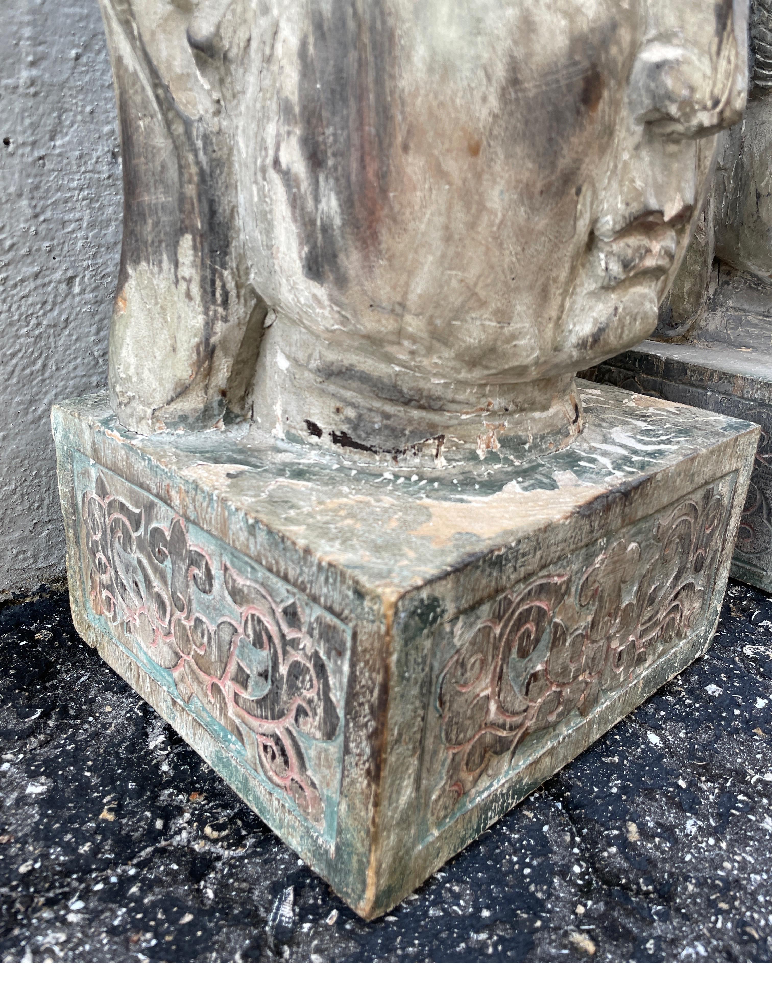 Paire de sculptures de tête de Bouddha en bois sculpté en vente 8