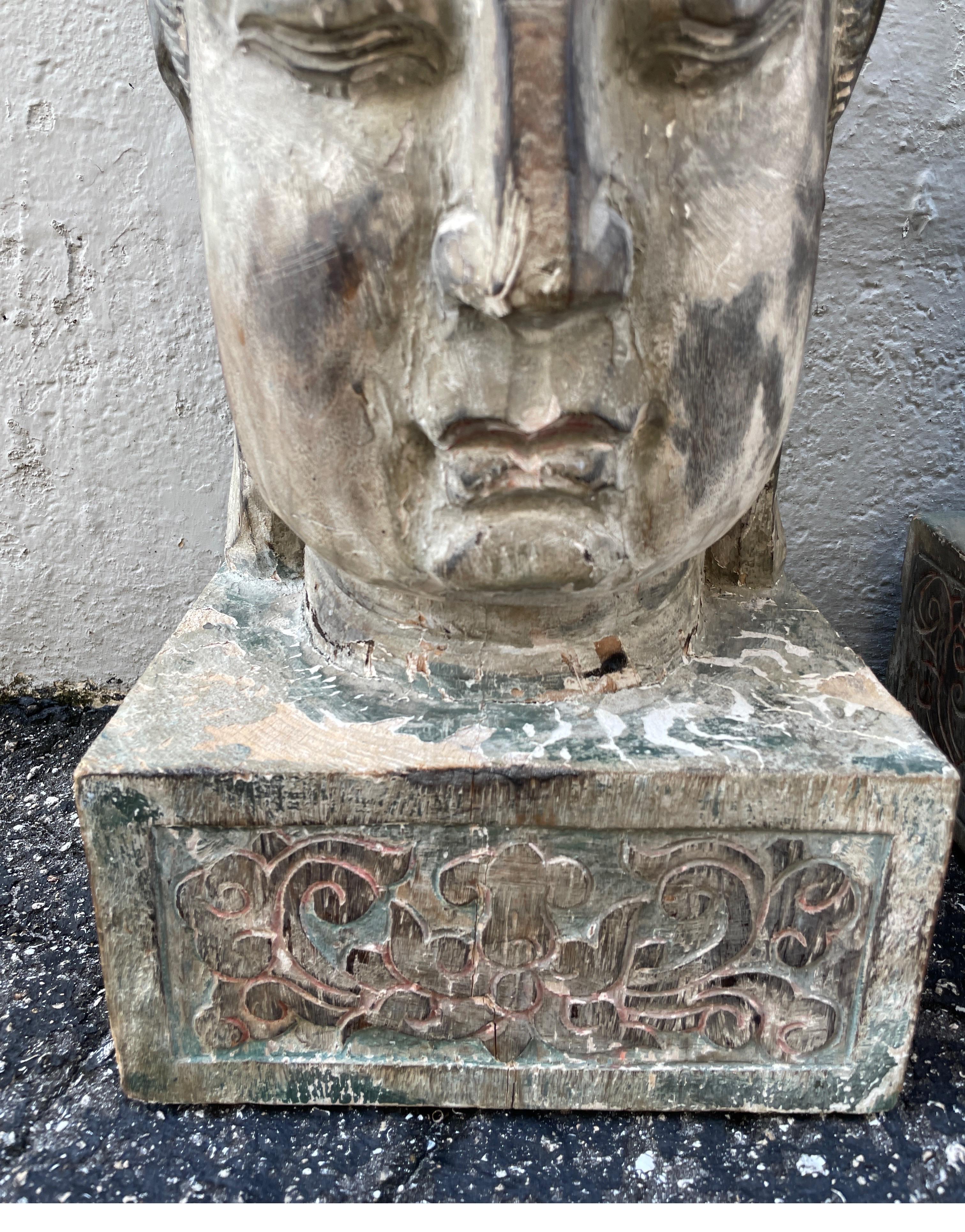 Paire de sculptures de tête de Bouddha en bois sculpté en vente 9