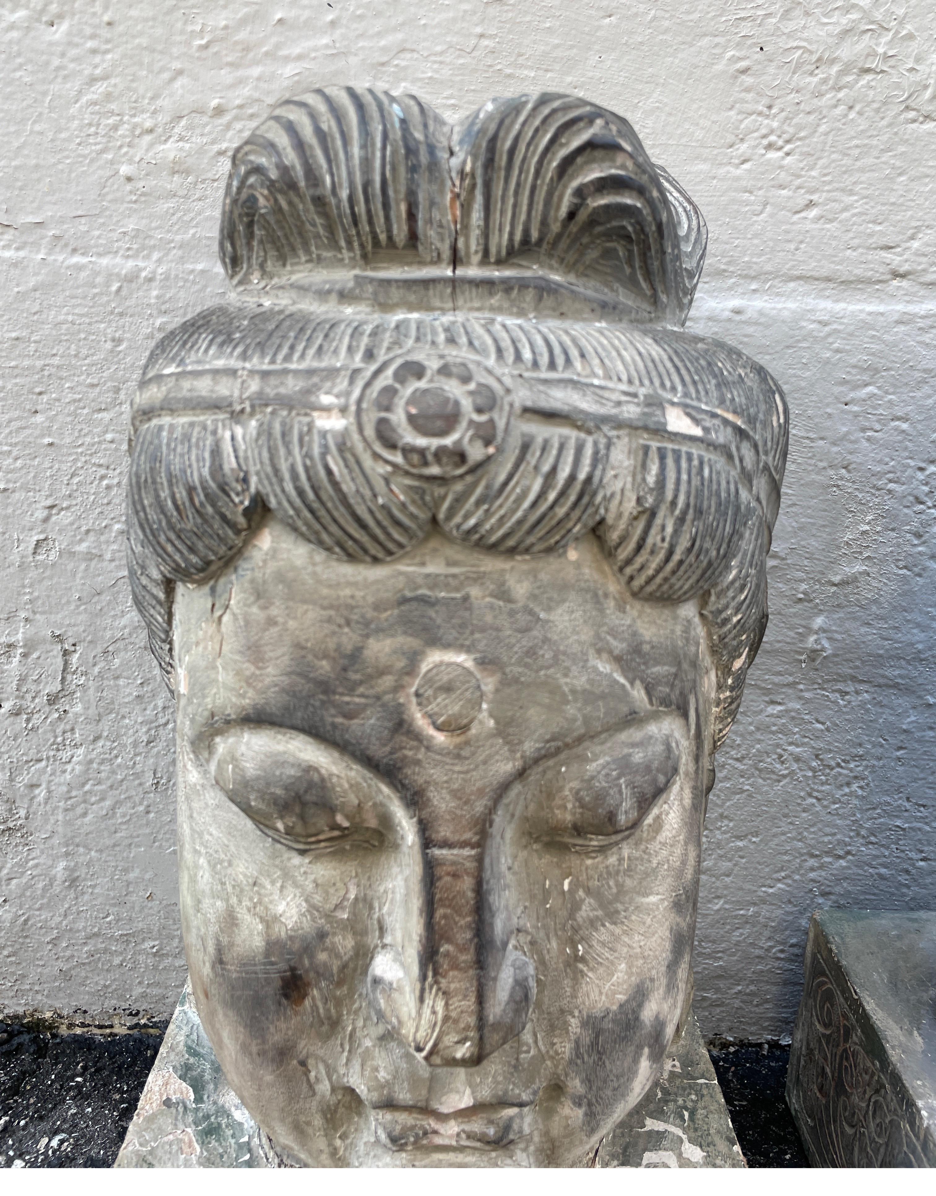 Paire de sculptures de tête de Bouddha en bois sculpté en vente 10