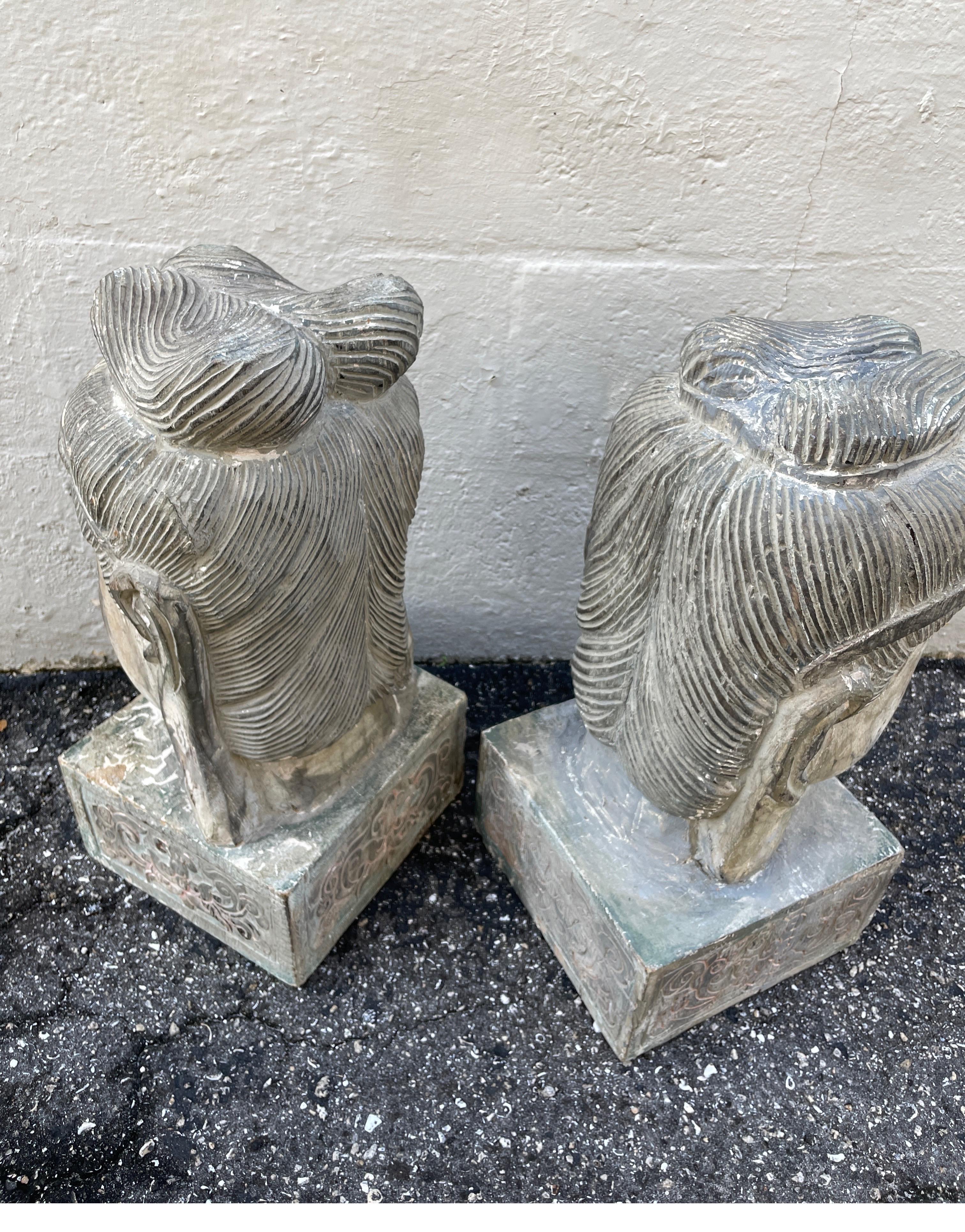 Paire de sculptures de tête de Bouddha en bois sculpté en vente 11