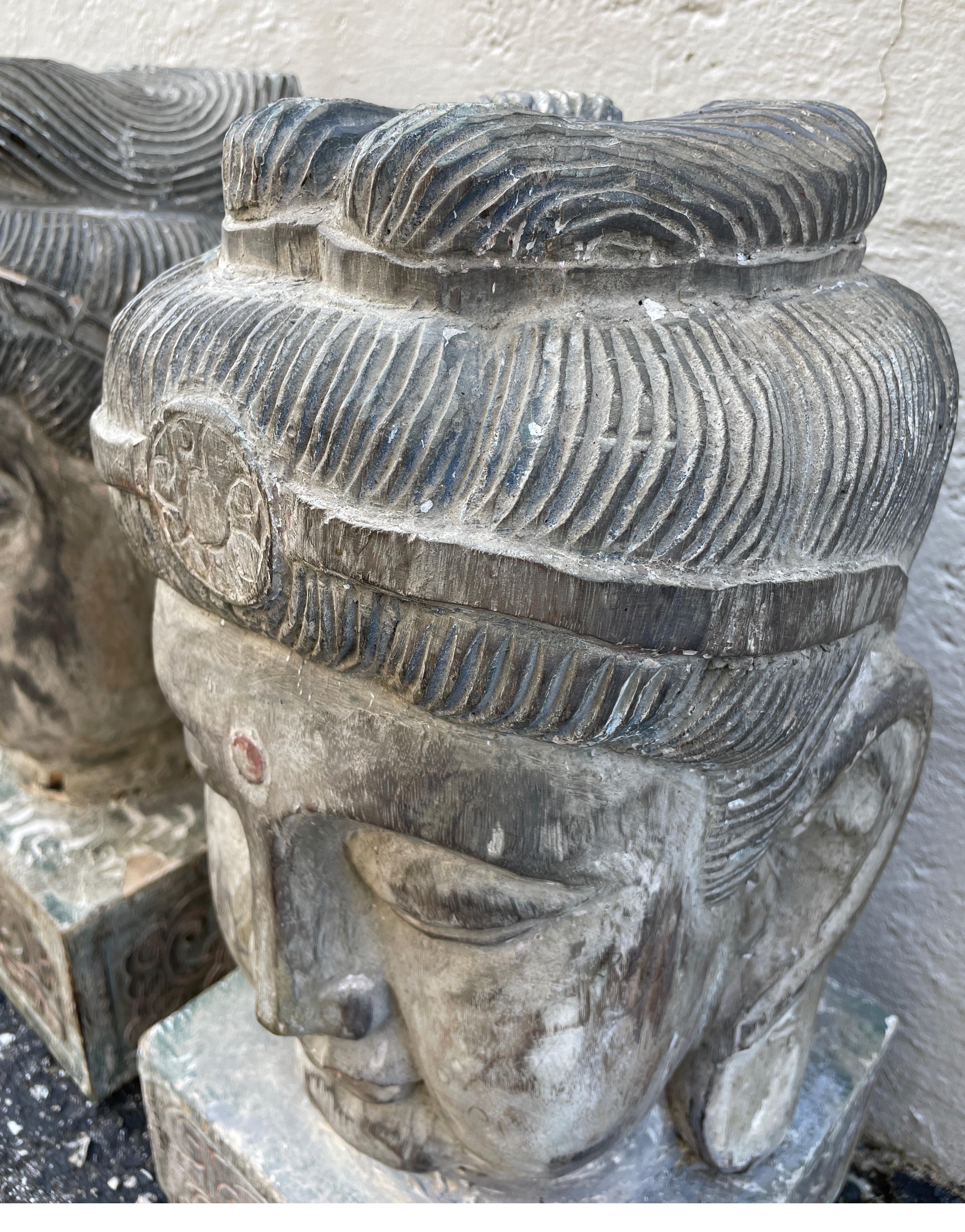 Bois Paire de sculptures de tête de Bouddha en bois sculpté en vente