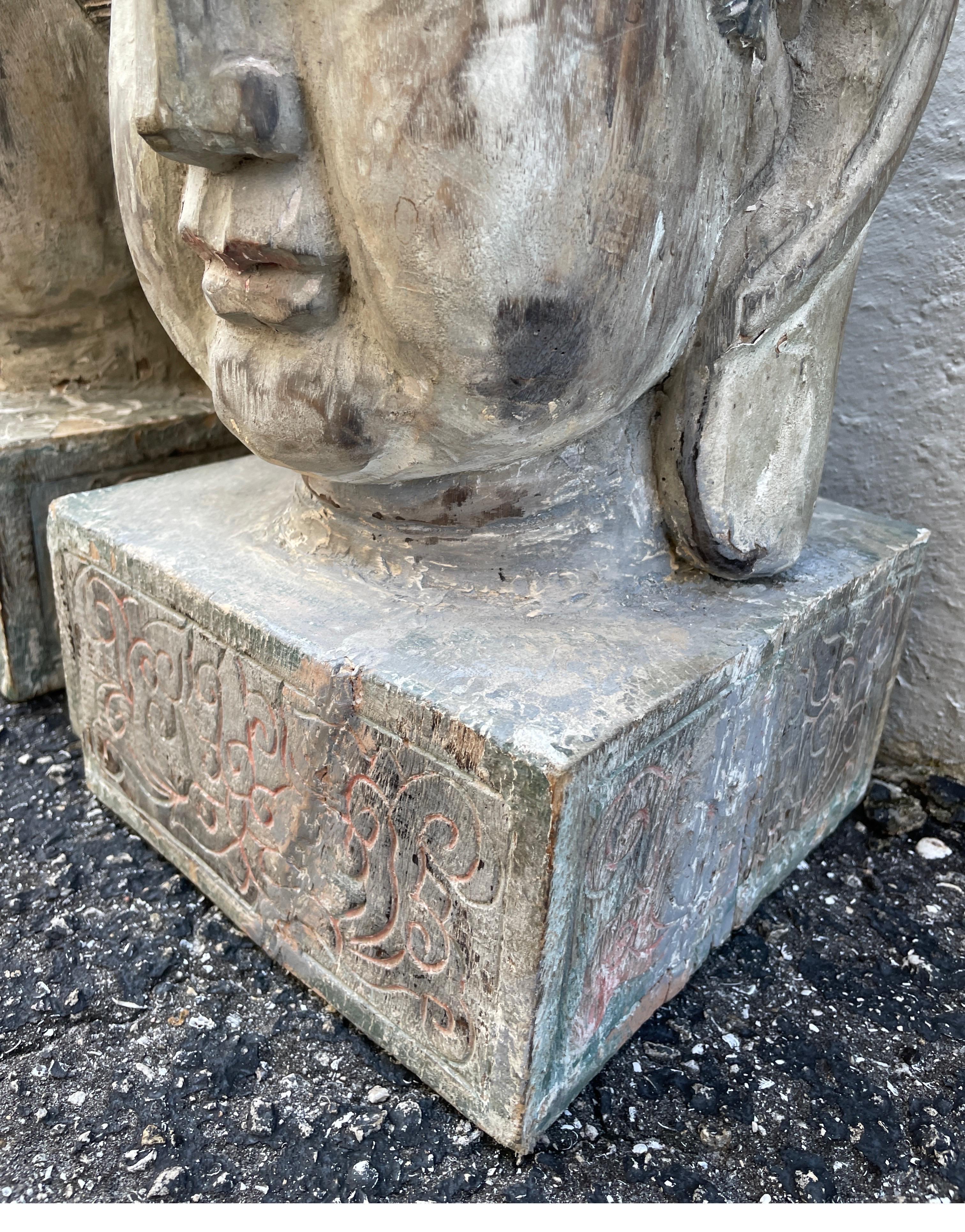 Paire de sculptures de tête de Bouddha en bois sculpté en vente 1