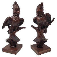 Paire d'anciens cockatoos en bois sculpté 