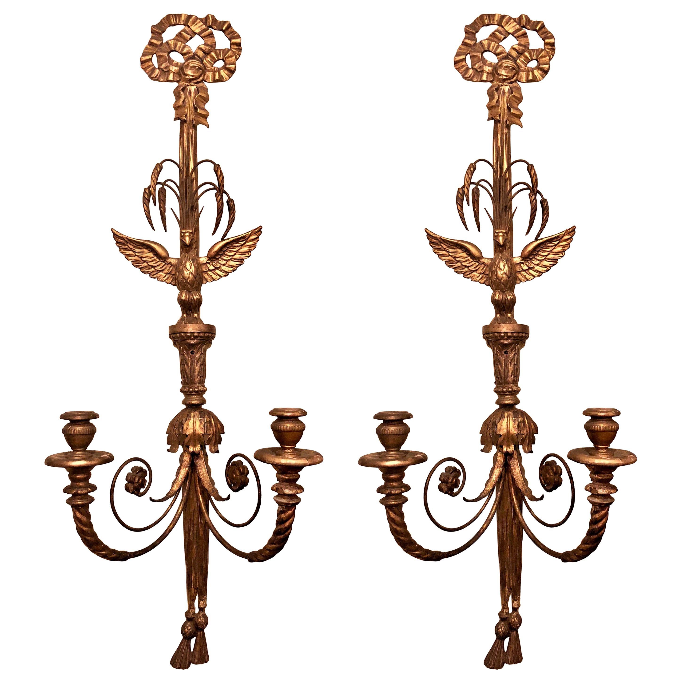 Paire d'appliques anciennes en bois sculpté en forme d'aigle