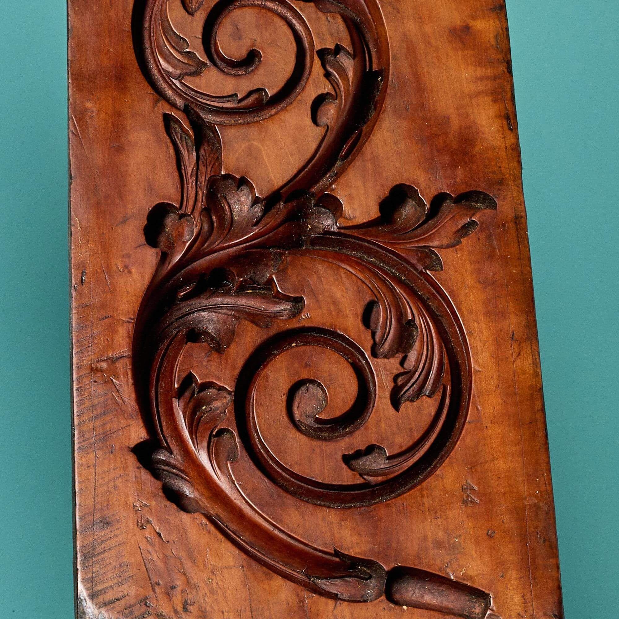Néoclassique Paire de moules anciens en bois sculpté ex. Collection Tucker en vente