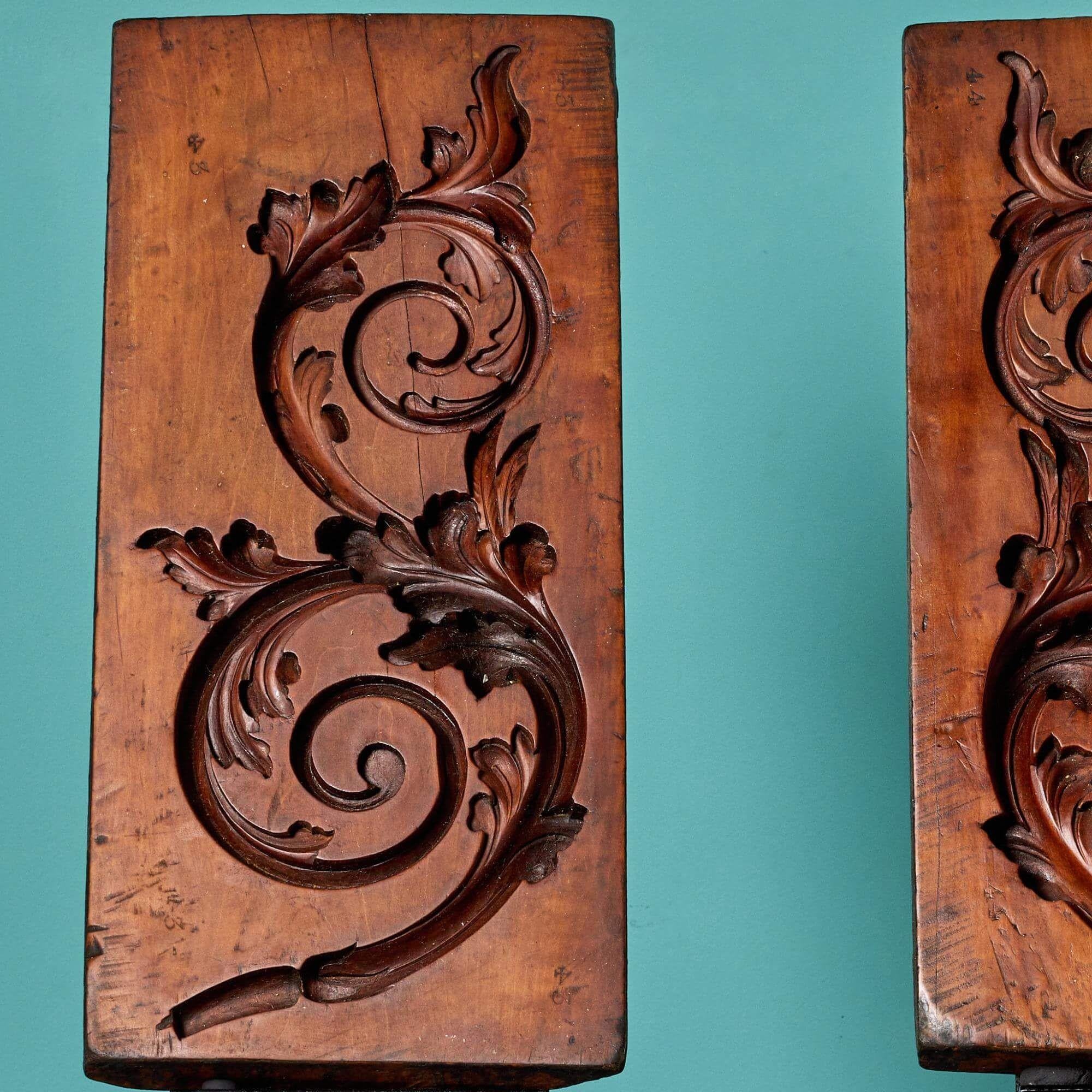 Anglais Paire de moules anciens en bois sculpté ex. Collection Tucker en vente