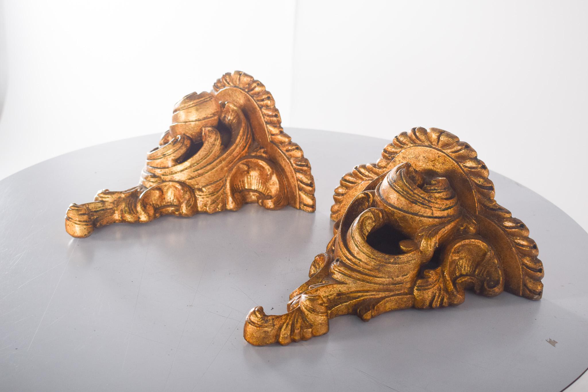 Pair of antique carved wooden pedestals. With plant motifs and decorated in gold.
The pieces feature refined craftsmanship, with curved shapes and ornamental volutes, evoking the French Baroque style. The detailed carving highlights the mastery in