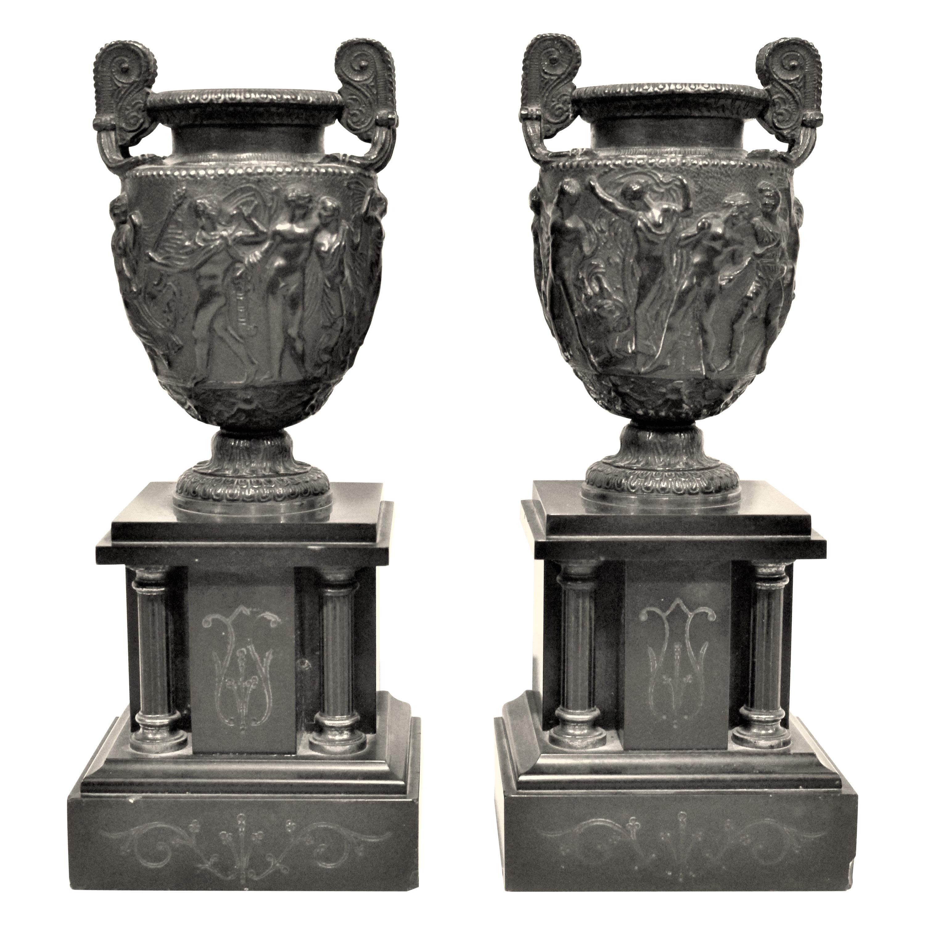 Paire d'urnes ou de garnitures anciennes en bronze coulé et ardoise polie en vente