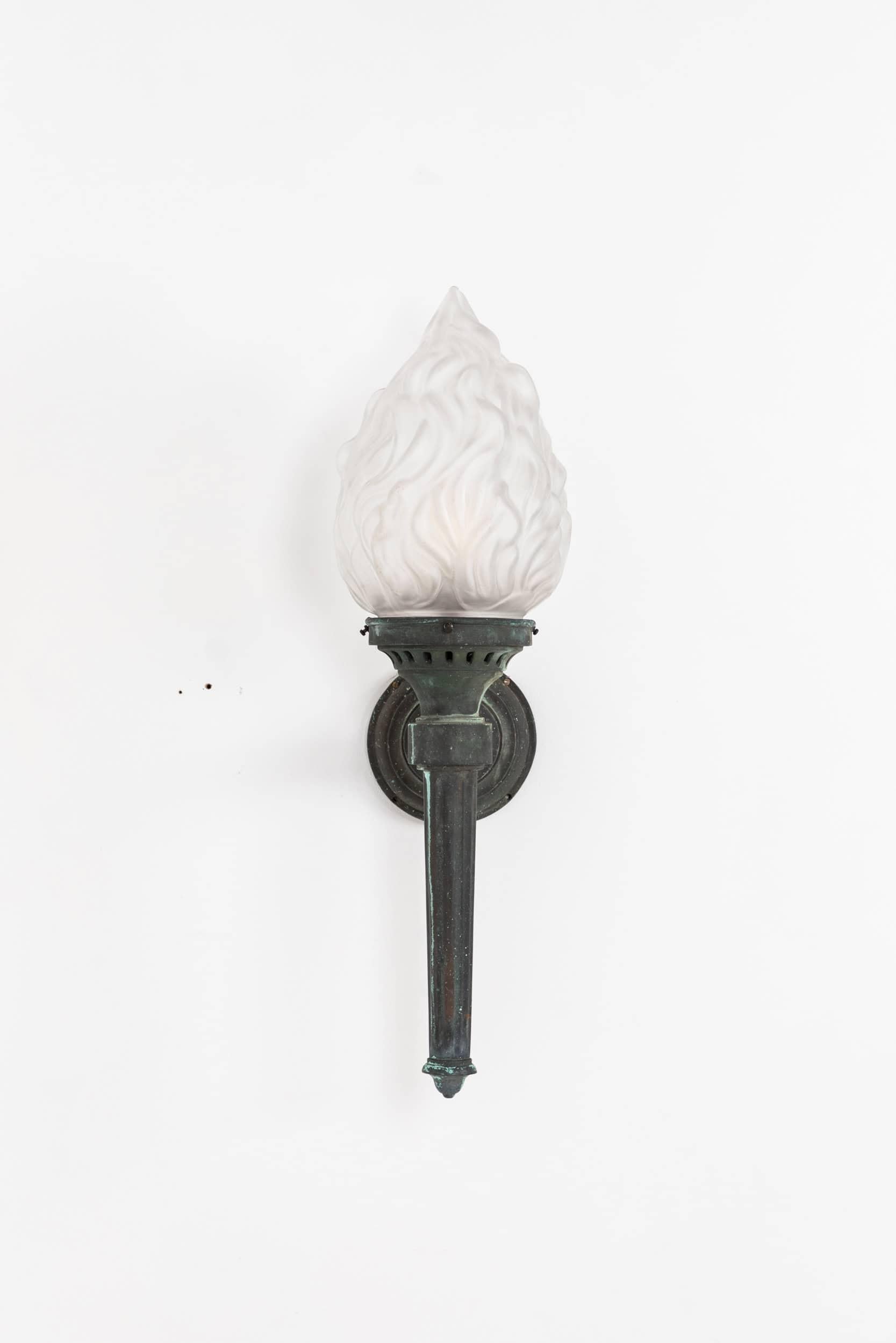 Paire d'appliques en bronze antique à flamme torchère c.1900 en vente 3