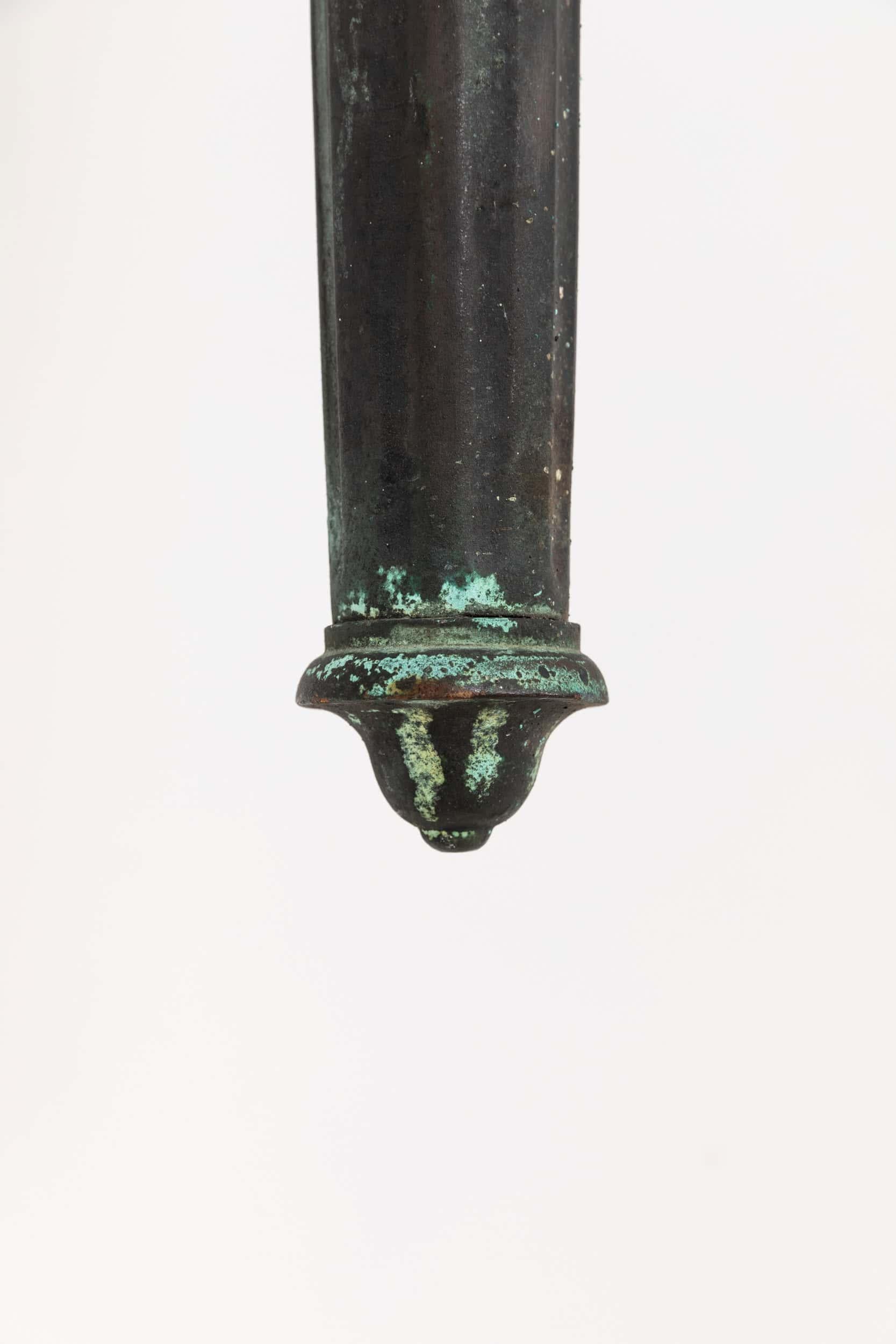 Exceptionnelle paire de lampes torches antiques en bronze moulé avec des abat-jours en verre d'origine, C.C.C.

Une paire très rare et impressionnante de lampes torches en bronze moulé, datant d'environ 1900. Fabriqués en bronze coulé lourd, ces