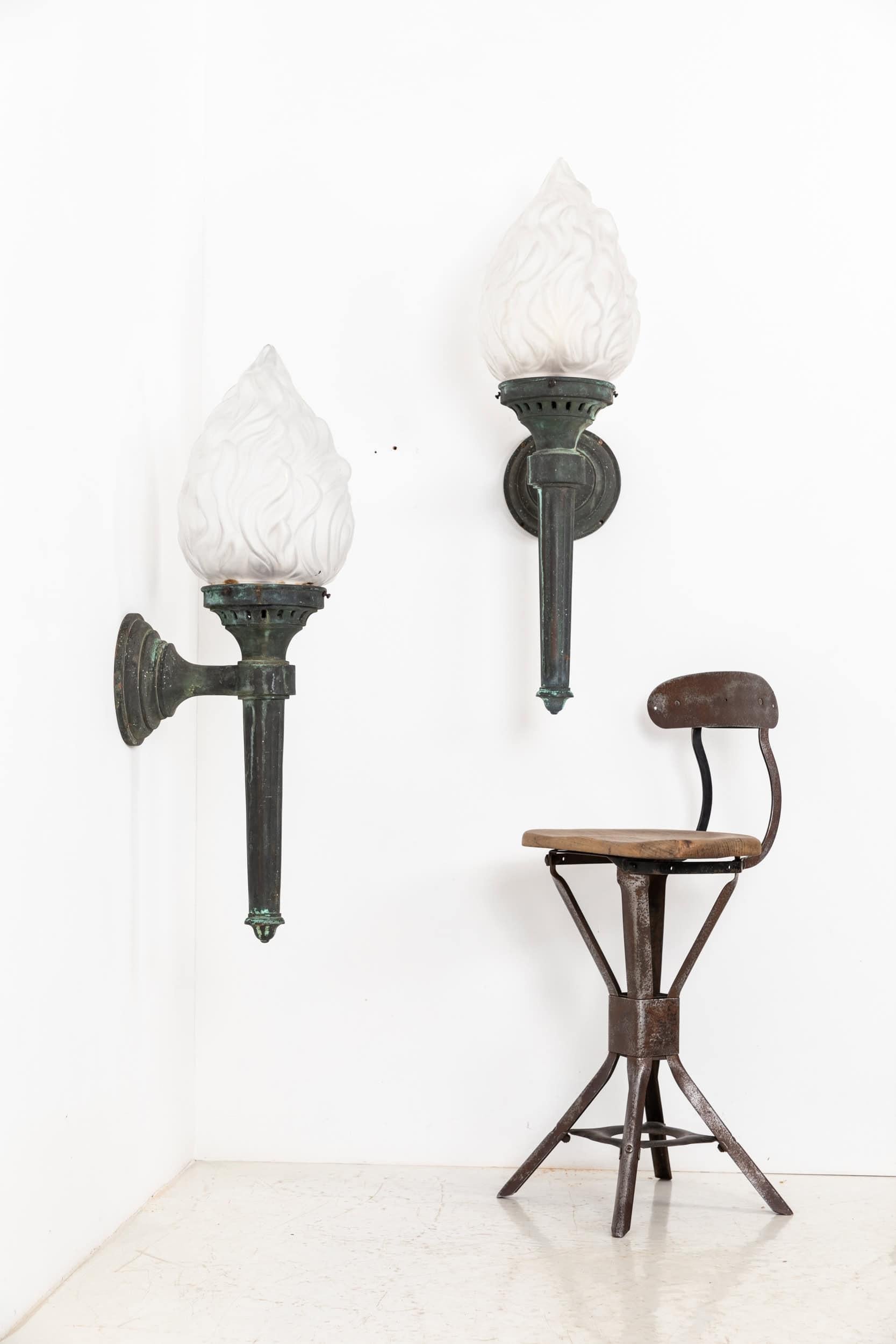 Victorien tardif Paire d'appliques en bronze antique à flamme torchère c.1900 en vente